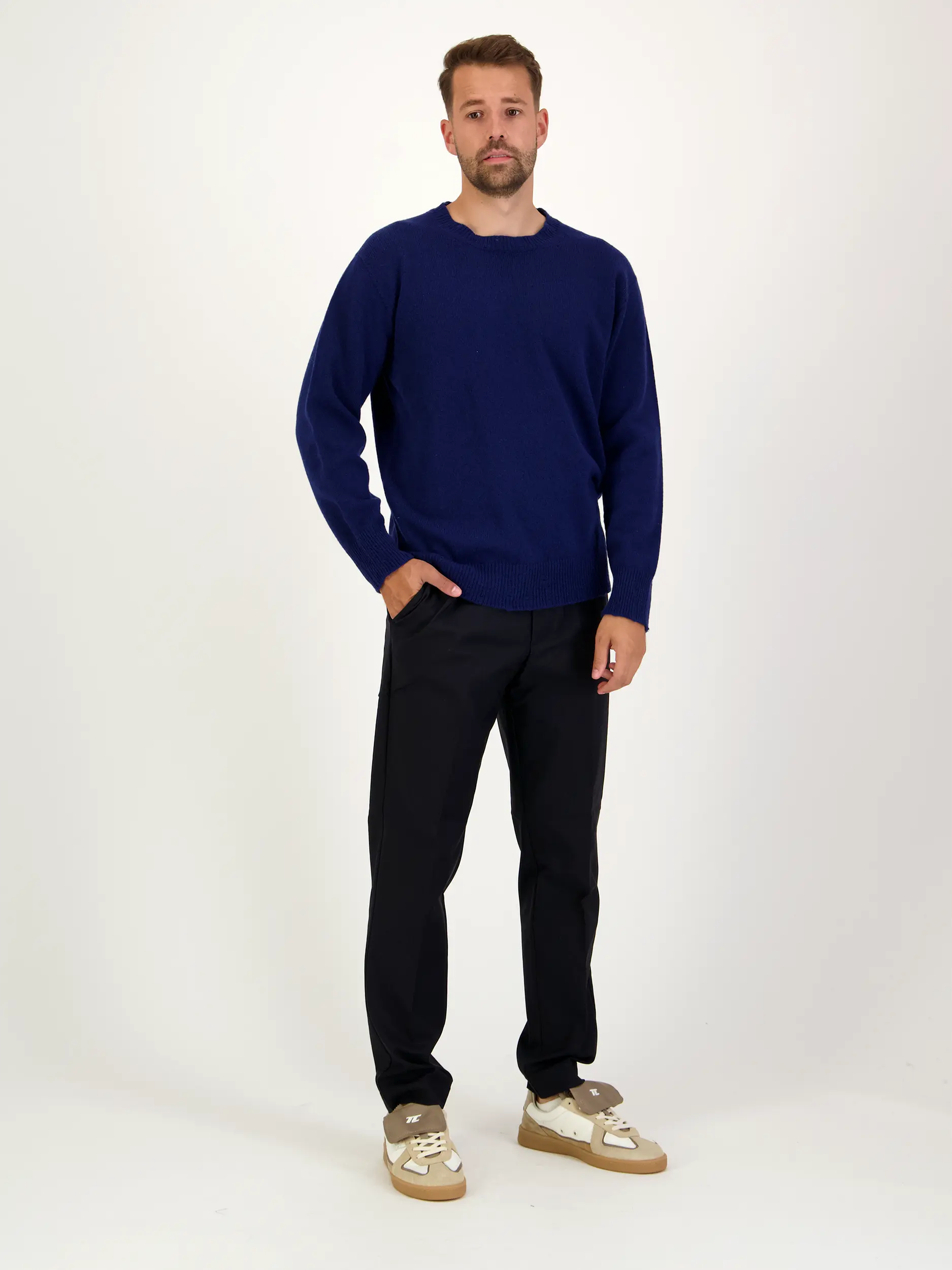Pullover aus Kaschmir-Woll-Mix langarm - Artikel Teil eines Outfits getragen von einem Modell - Farbe: Blau