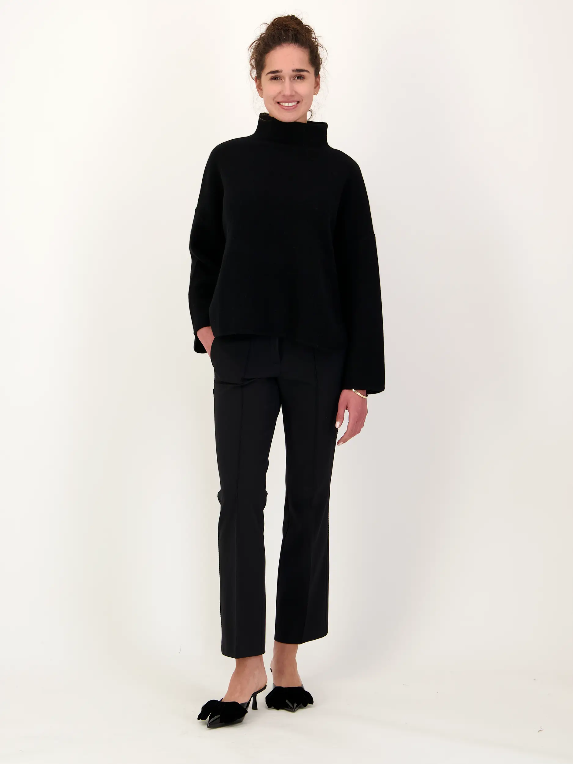 Bundfaltenhose 'Farah' - Artikel Teil eines Outfits getragen von einem Modell - Farbe: Schwarz