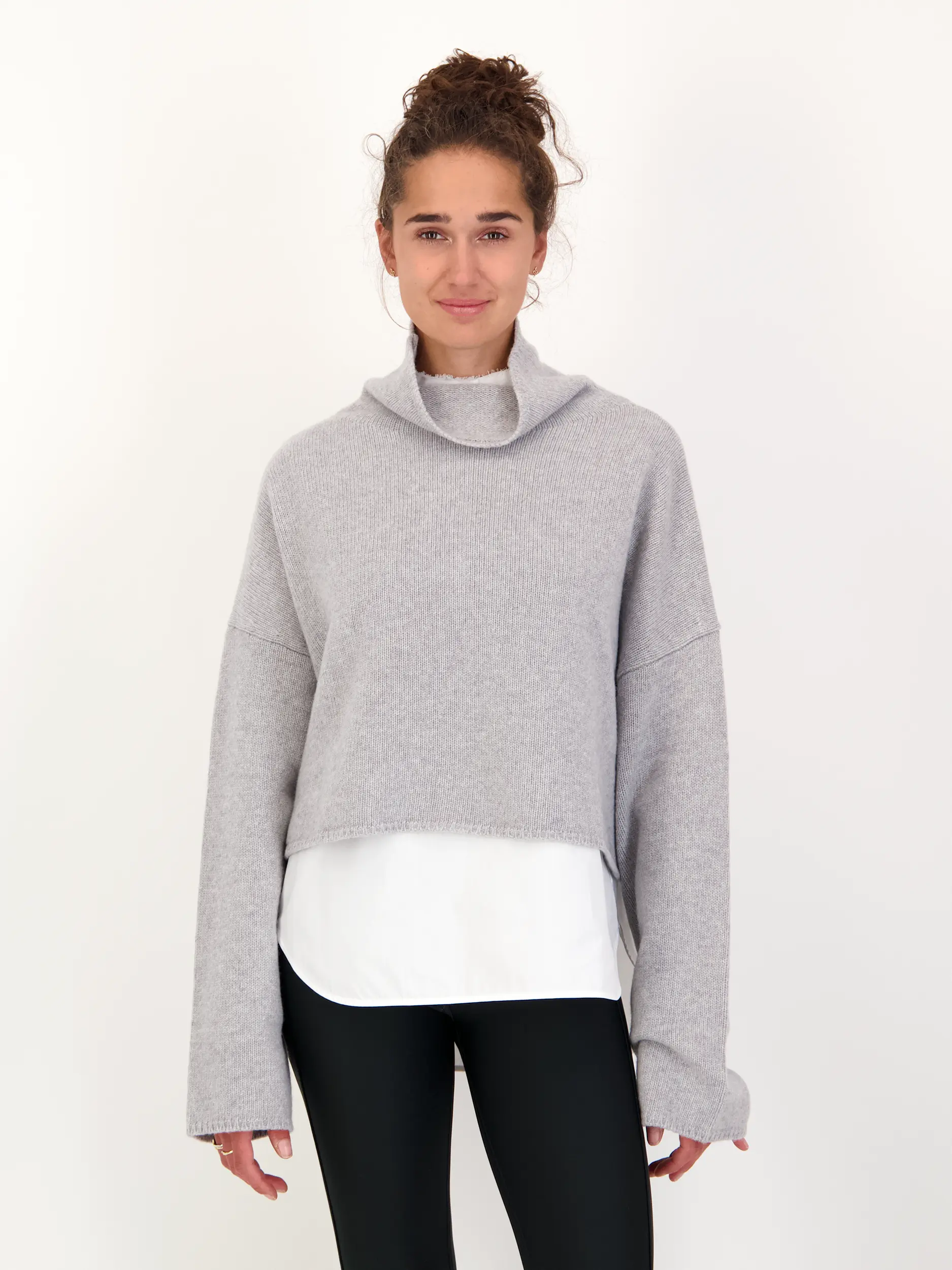 Pullover 'Carli' aus Merinowolle langarm - Artikel Vorderseite getragen von einem Modell - Farbe: Grau
