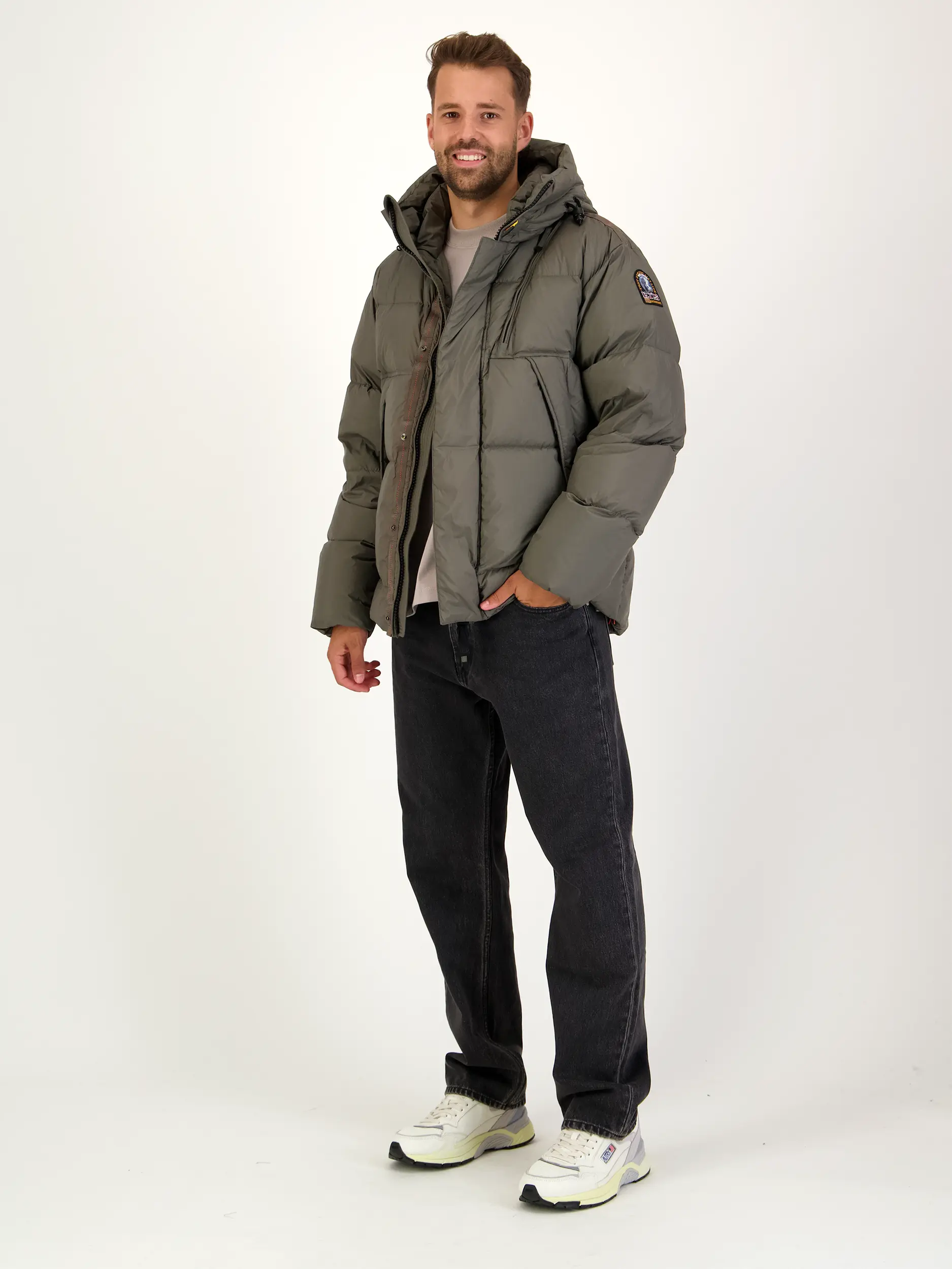 Wasserabweisende Daunenjacke 'Cloud' - Artikel Teil eines Outfits getragen von einem Modell - Farbe: Grün