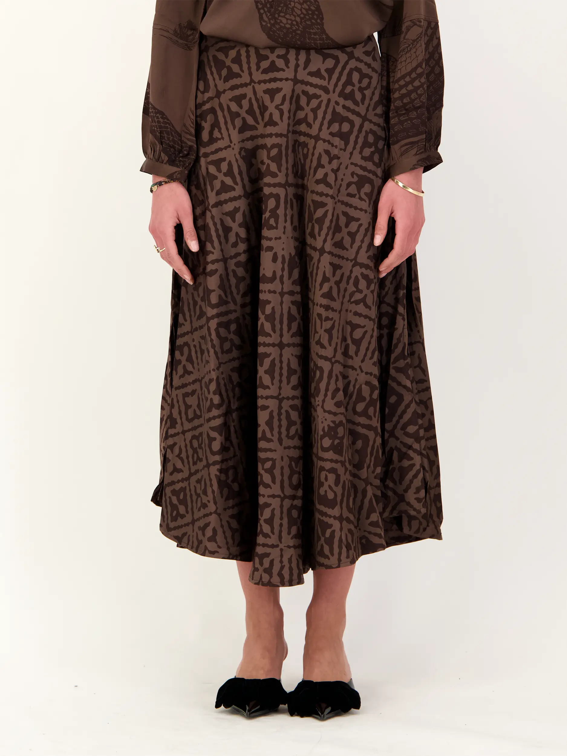 Midirock 'Eyes of Marrakesh 2' aus Seide - Artikel Vorderseite getragen von einem Modell - Farbe: Braun