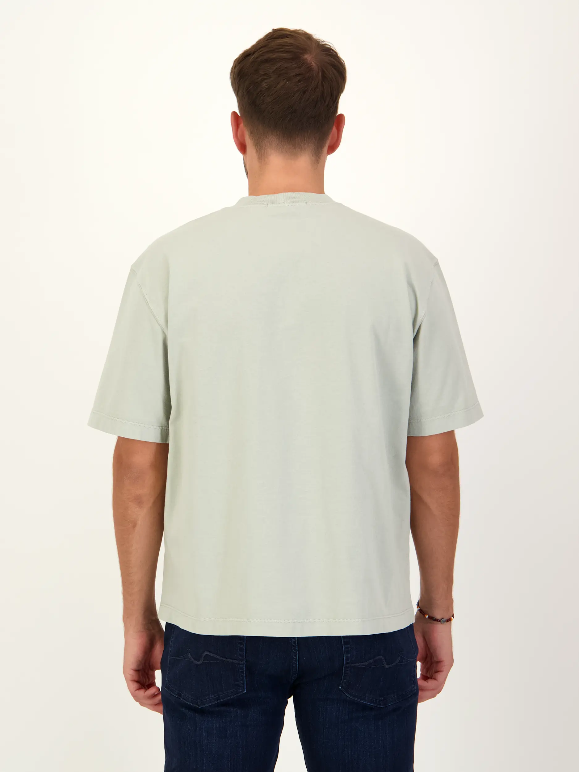 T-Shirt - Artikel Rückseite getragen von einem Modell