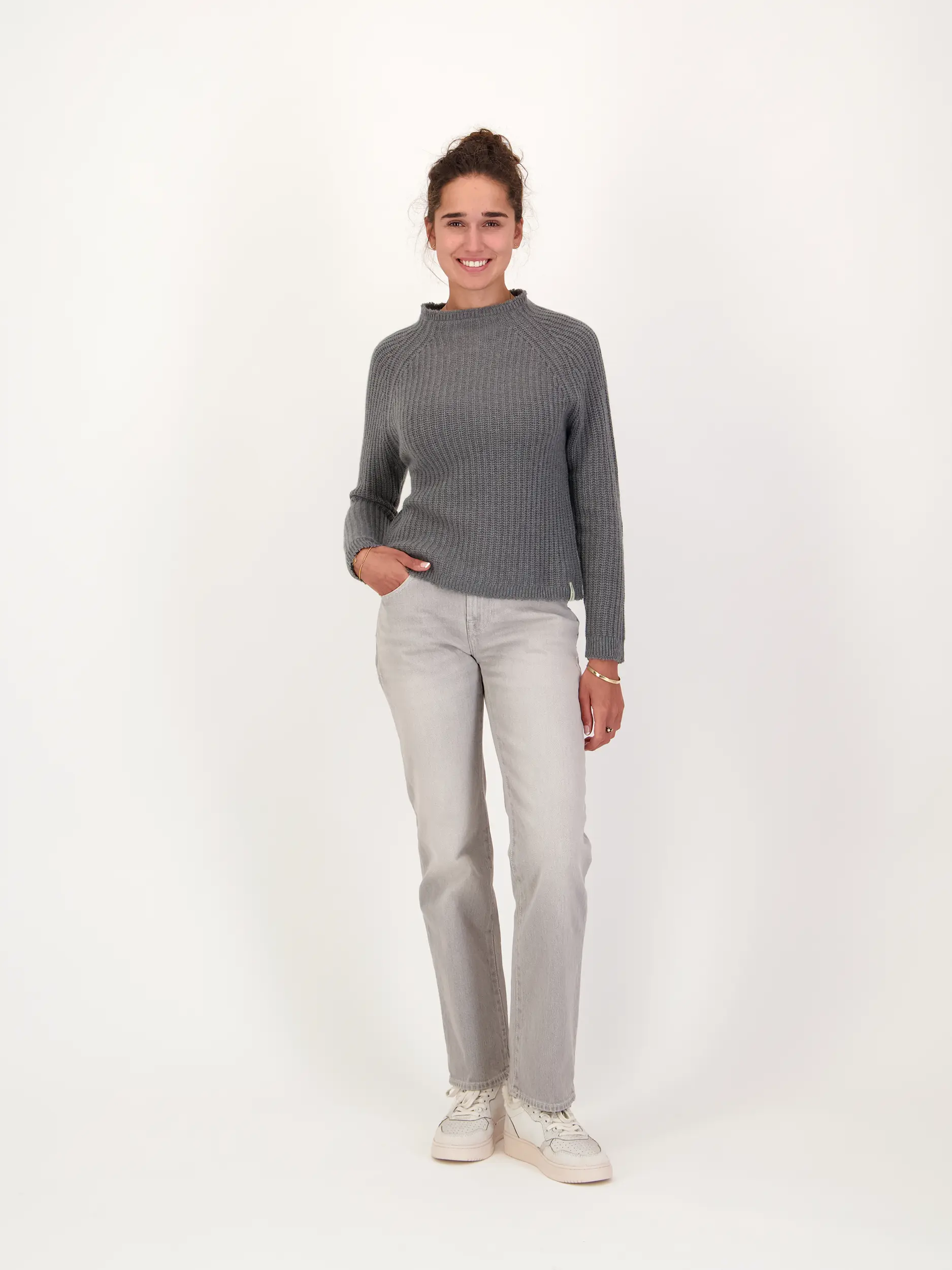 Pullover aus Kaschmir langarm - Artikel Teil eines Outfits getragen von einem Modell - Farbe: Grün