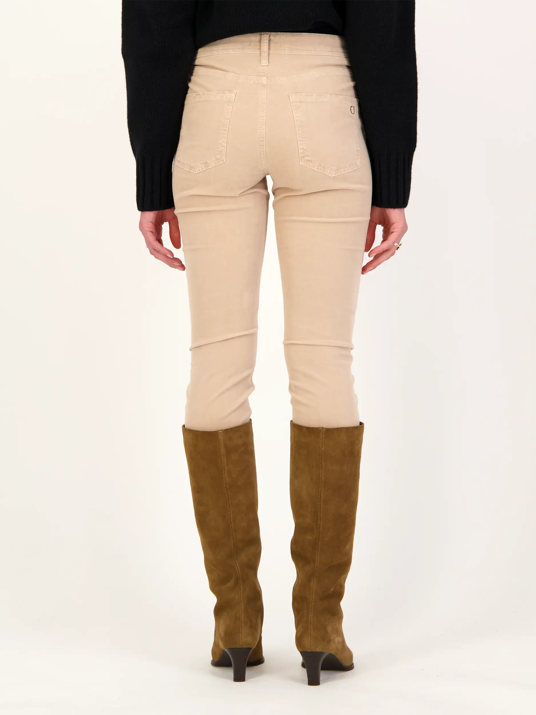 Samthose 'Piper cropped' - Artikel Rückseite getragen von einem Modell - Farbe: Beige