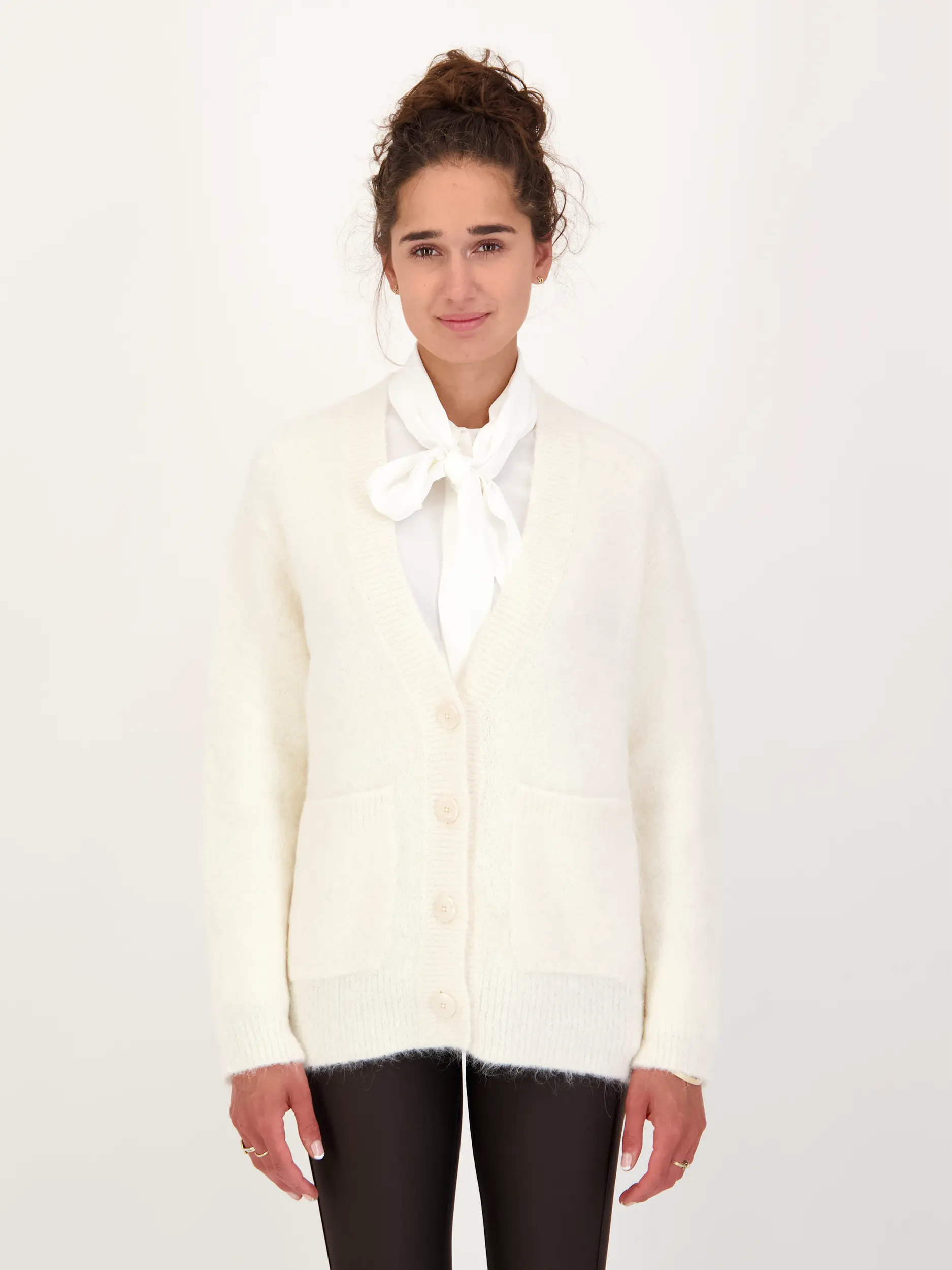Strickjacke 'Loving Touch' aus Alpaka - Artikel Vorderseite getragen von einem Modell - Farbe: Creme