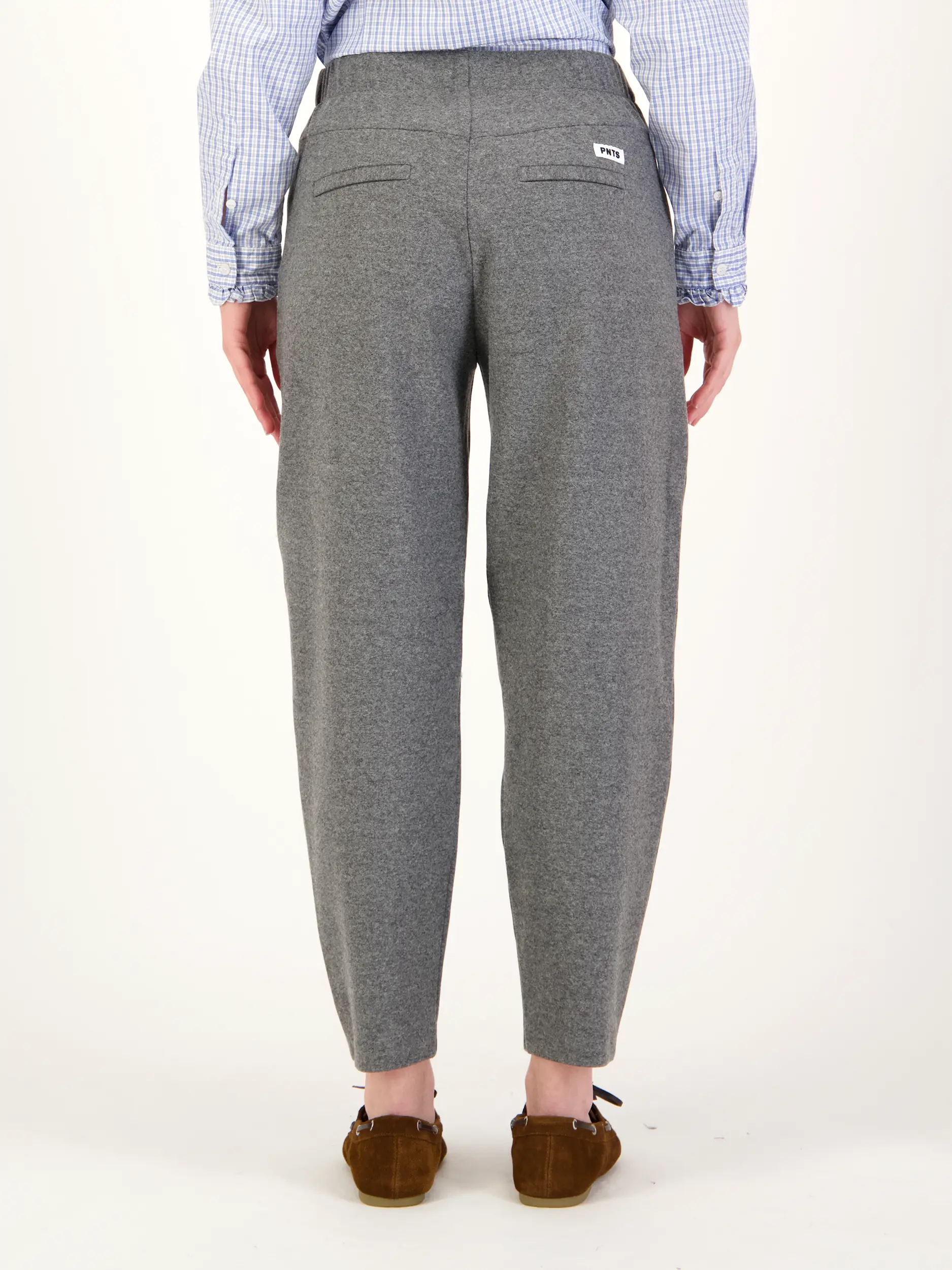 Hose 'The Jino' aus Woll-Mix - Artikel Rückseite getragen von einem Modell - Farbe: Grau