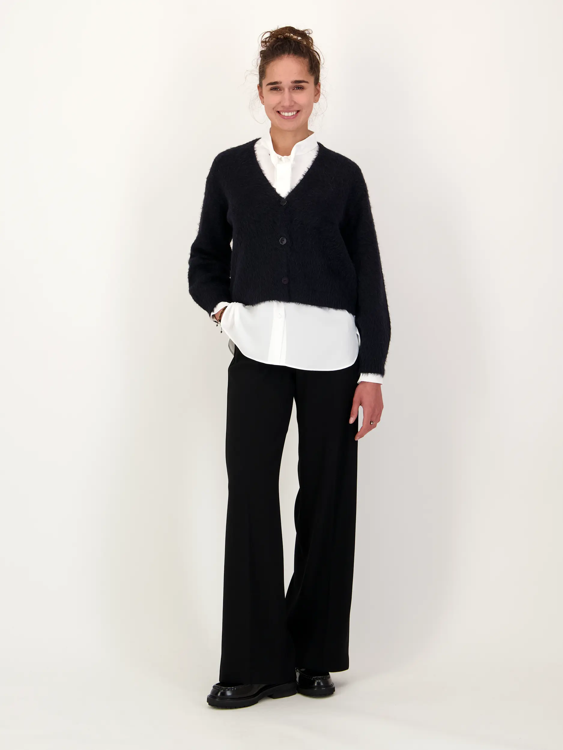 Strickjacke aus Wolle - Artikel Teil eines Outfits getragen von einem Modell - Farbe: Schwarz