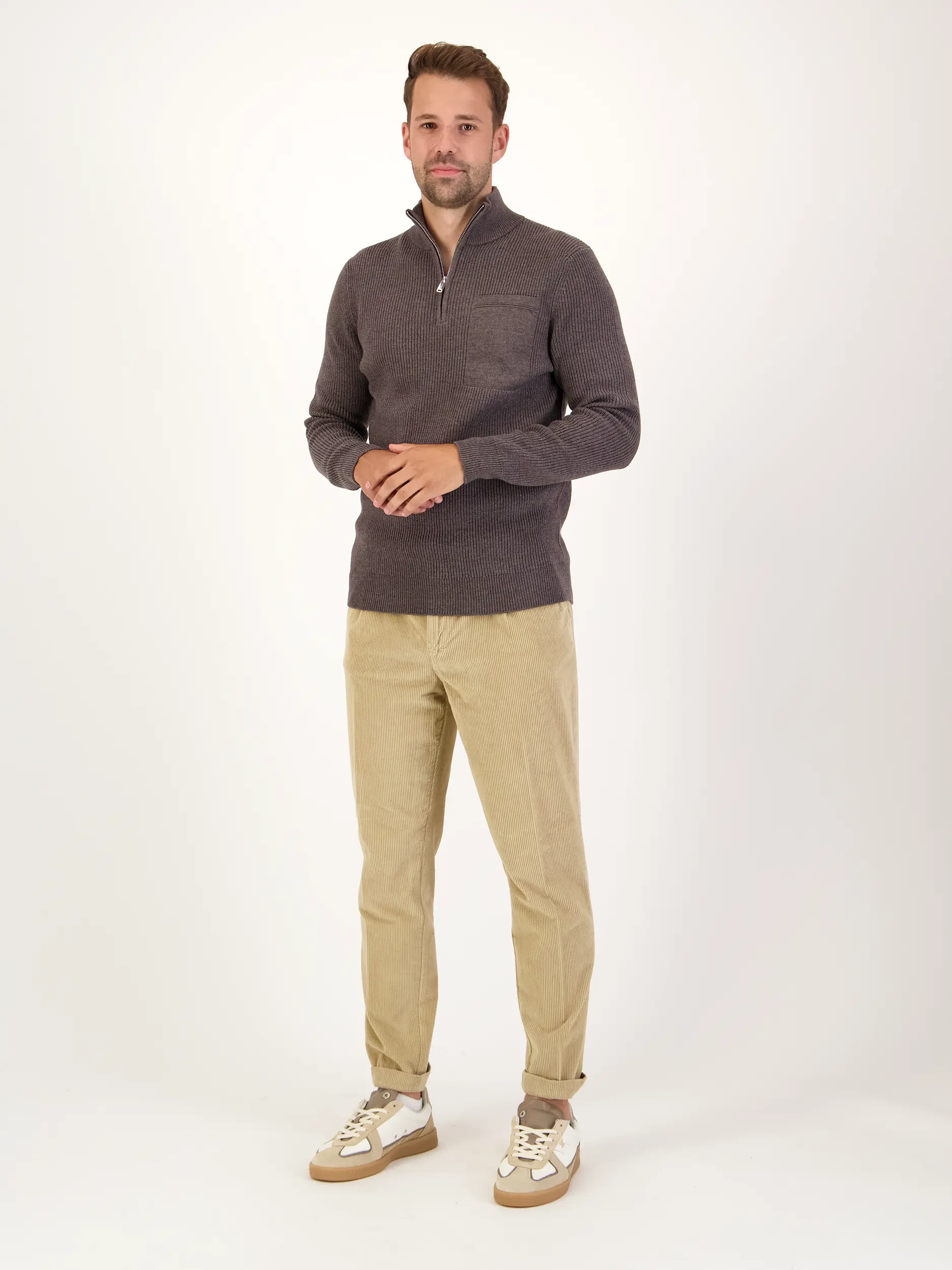 Pullover aus Woll-Mix langarm - Artikel Teil eines Outfits getragen von einem Modell - Farbe: Braun