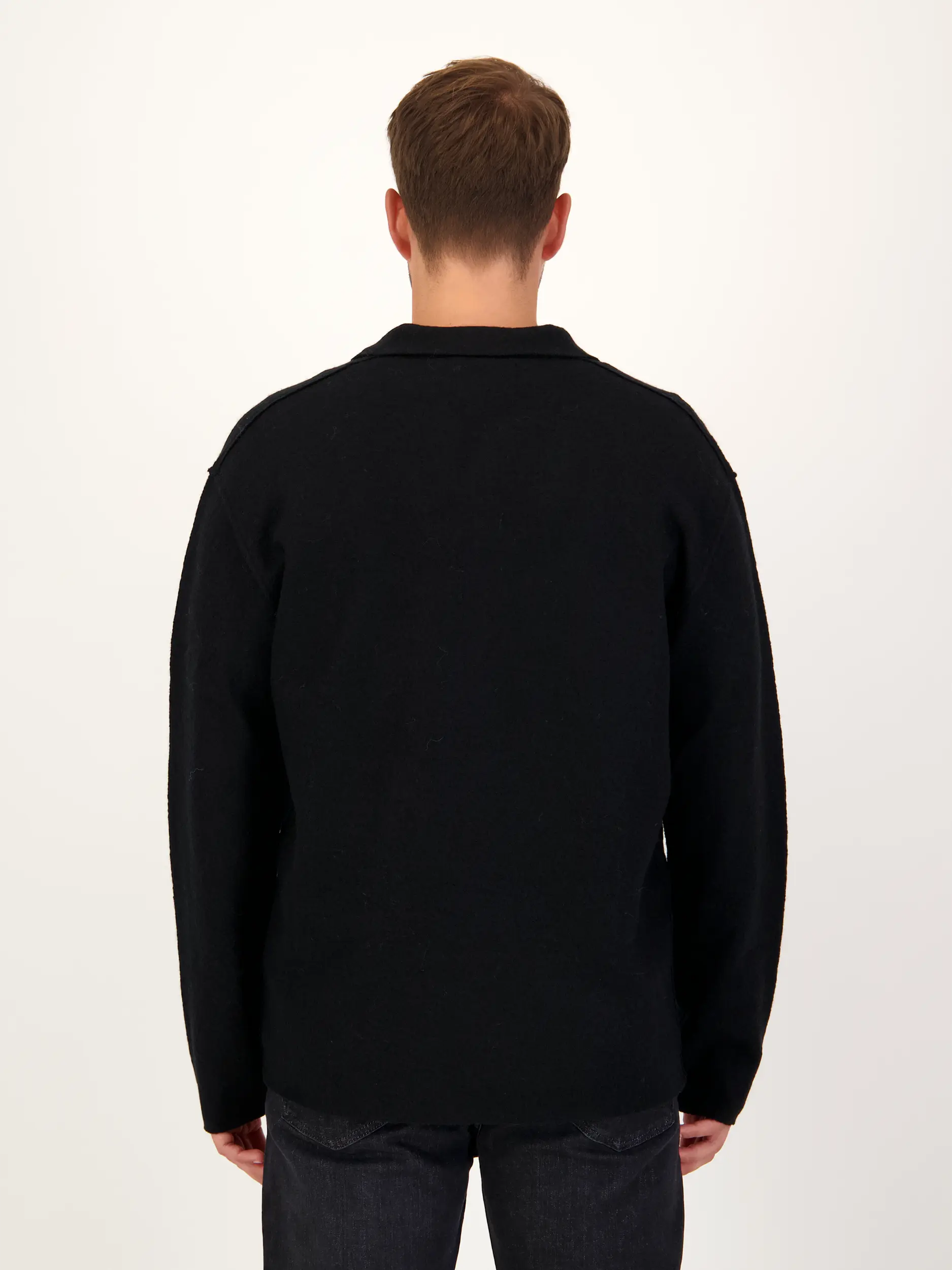 Overshirt 'Jonas' aus Wolle - Artikel Rückseite getragen von einem Modell - Farbe: Schwarz