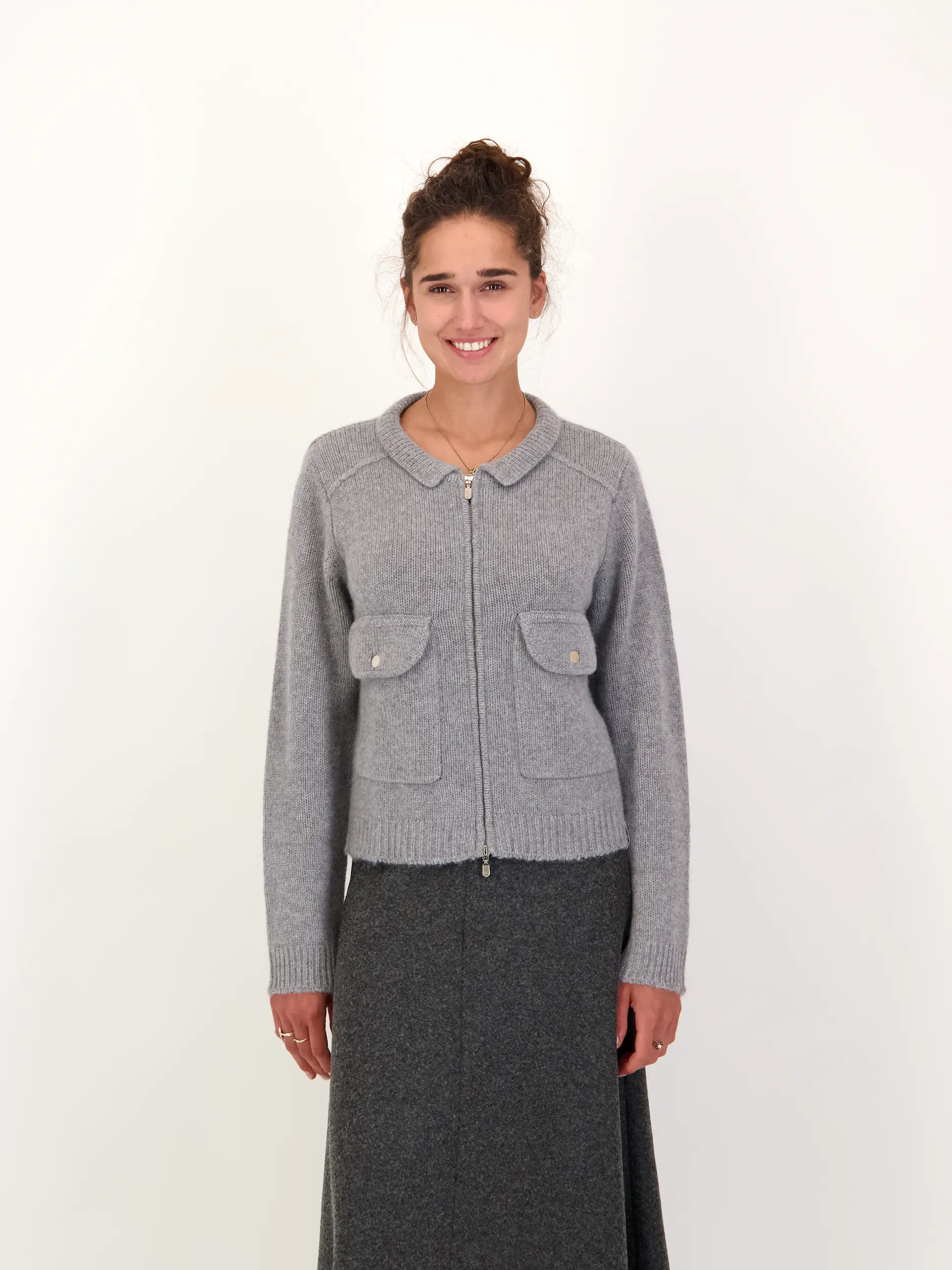 Strickjacke aus Kaschmir - Artikel Vorderseite getragen von einem Modell - Farbe: Grau