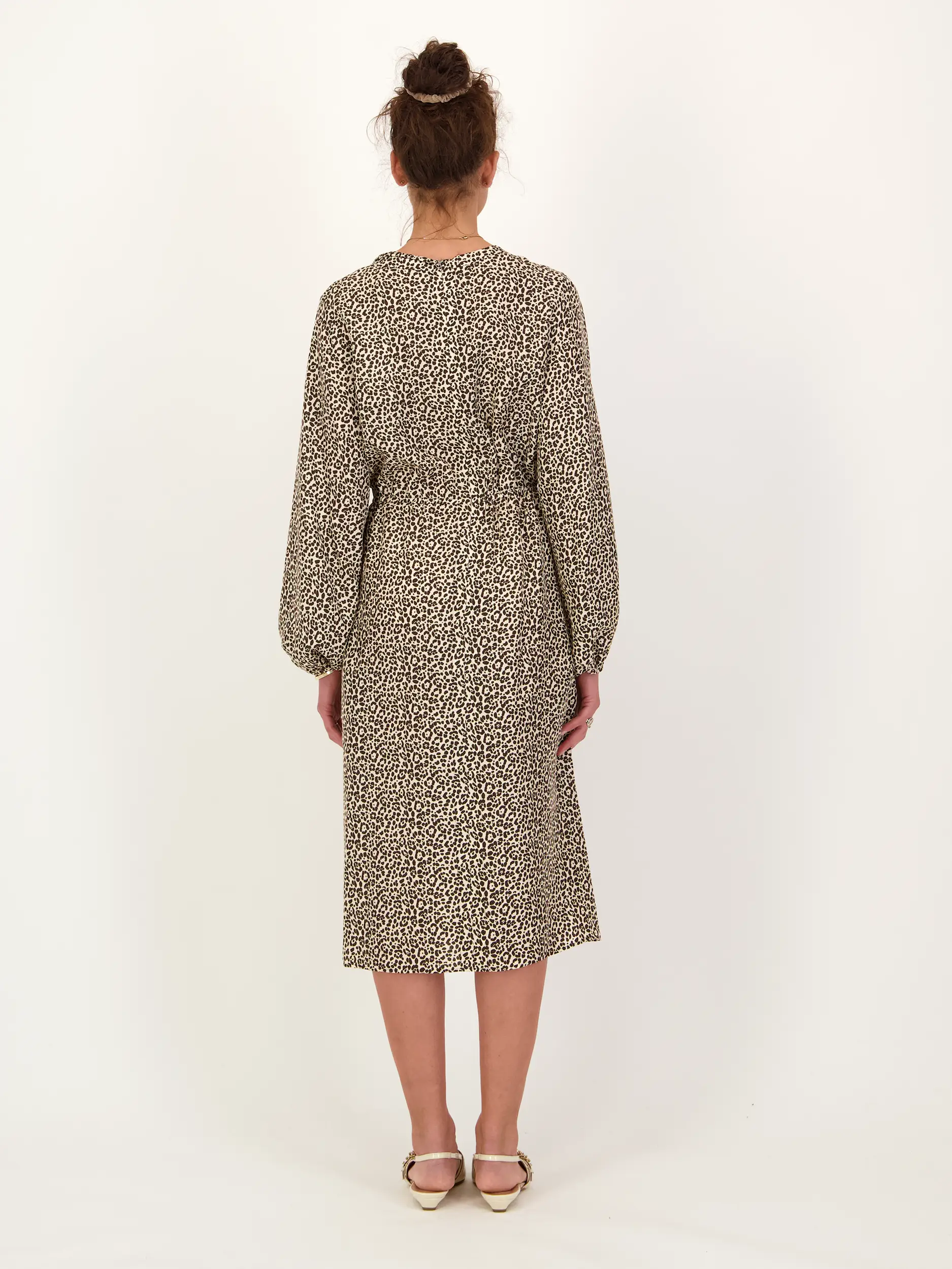 Midi Seidenkleid mit Leo-Print langarm - Artikel Rückseite getragen von einem Modell - Farbe: Braun