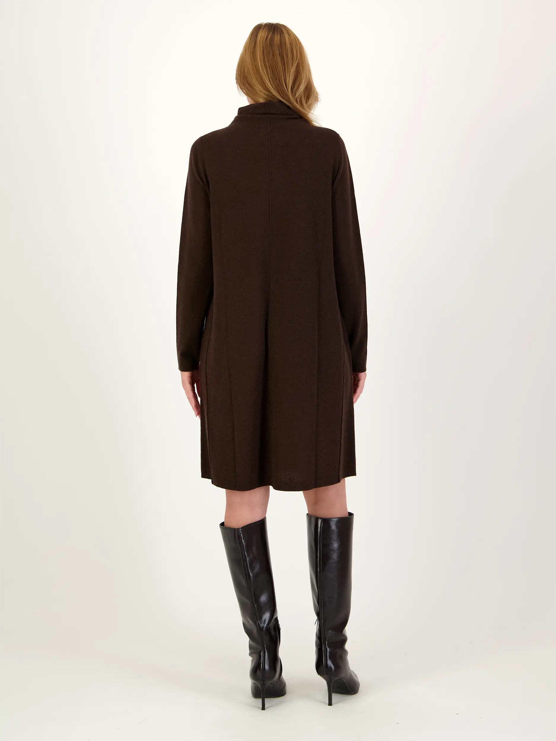 Midi Wollkleid langarm - Artikel Rückseite getragen von einem Modell - Farbe: Braun