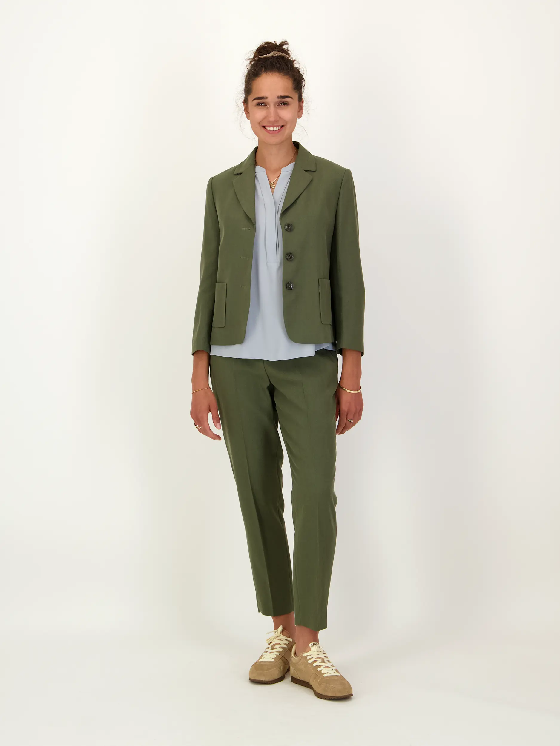 Bluse aus Seiden-Mix langarm - Artikel Teil eines Outfits getragen von einem Modell - Farbe: Blau