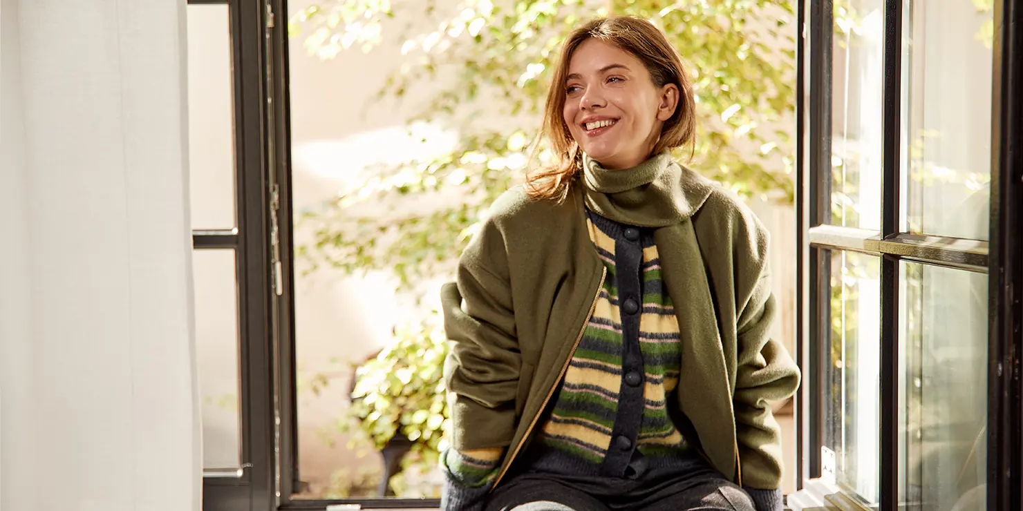 Marke ODEEH für Damen Das Bild zeigt ein Damen Model in grauer Strickjacke von ODEEH