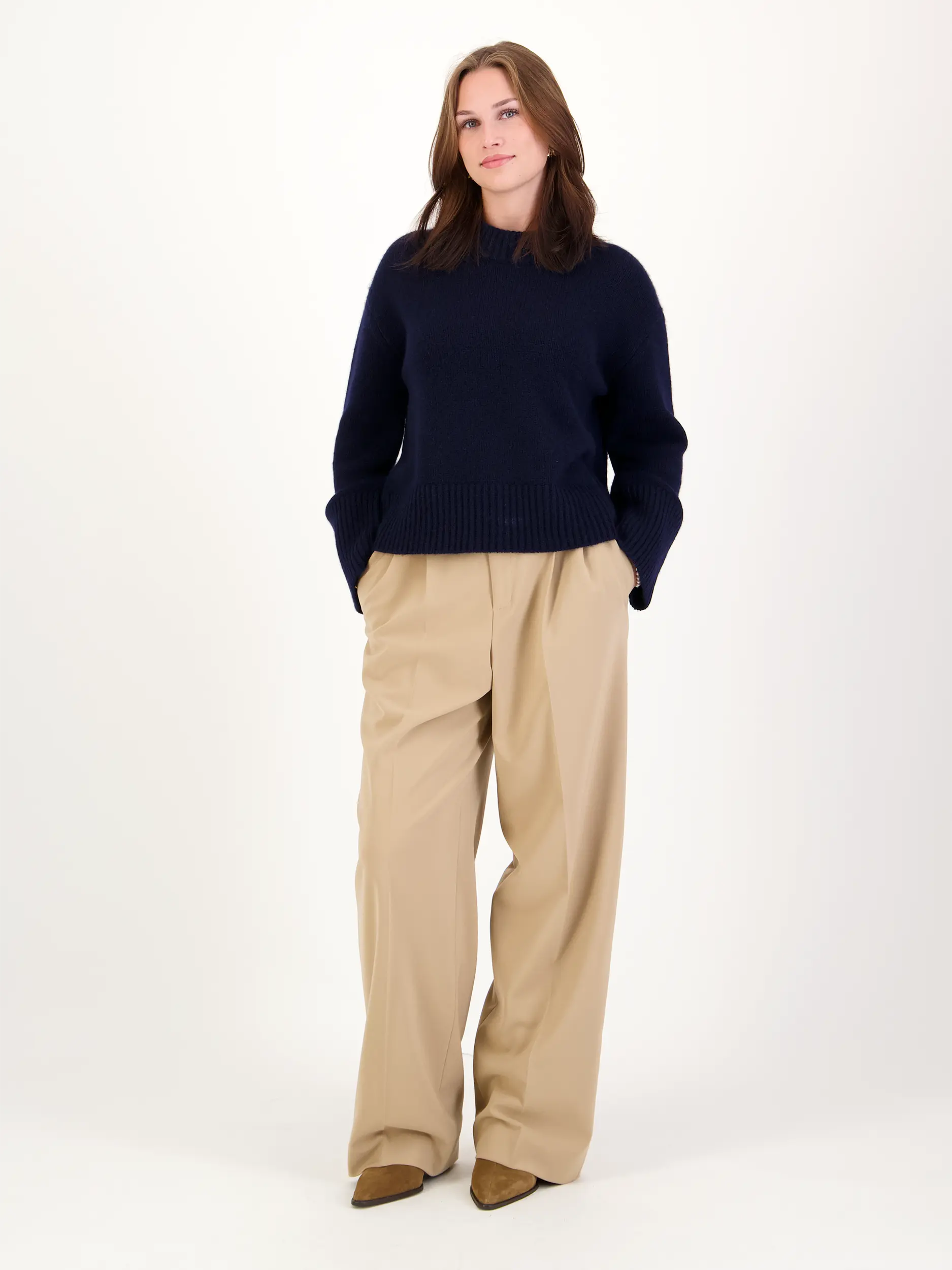 Unisex Hose 'Noa' - Artikel Vorderseite getragen von einem Modell - Farbe: Beige