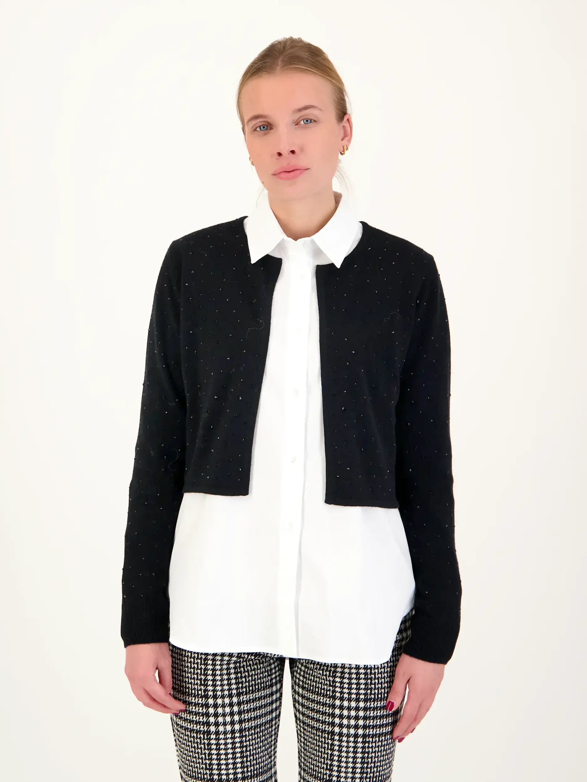 Strickjacke aus Wolle - Artikel Vorderseite getragen von einem Modell - Farbe: Schwarz