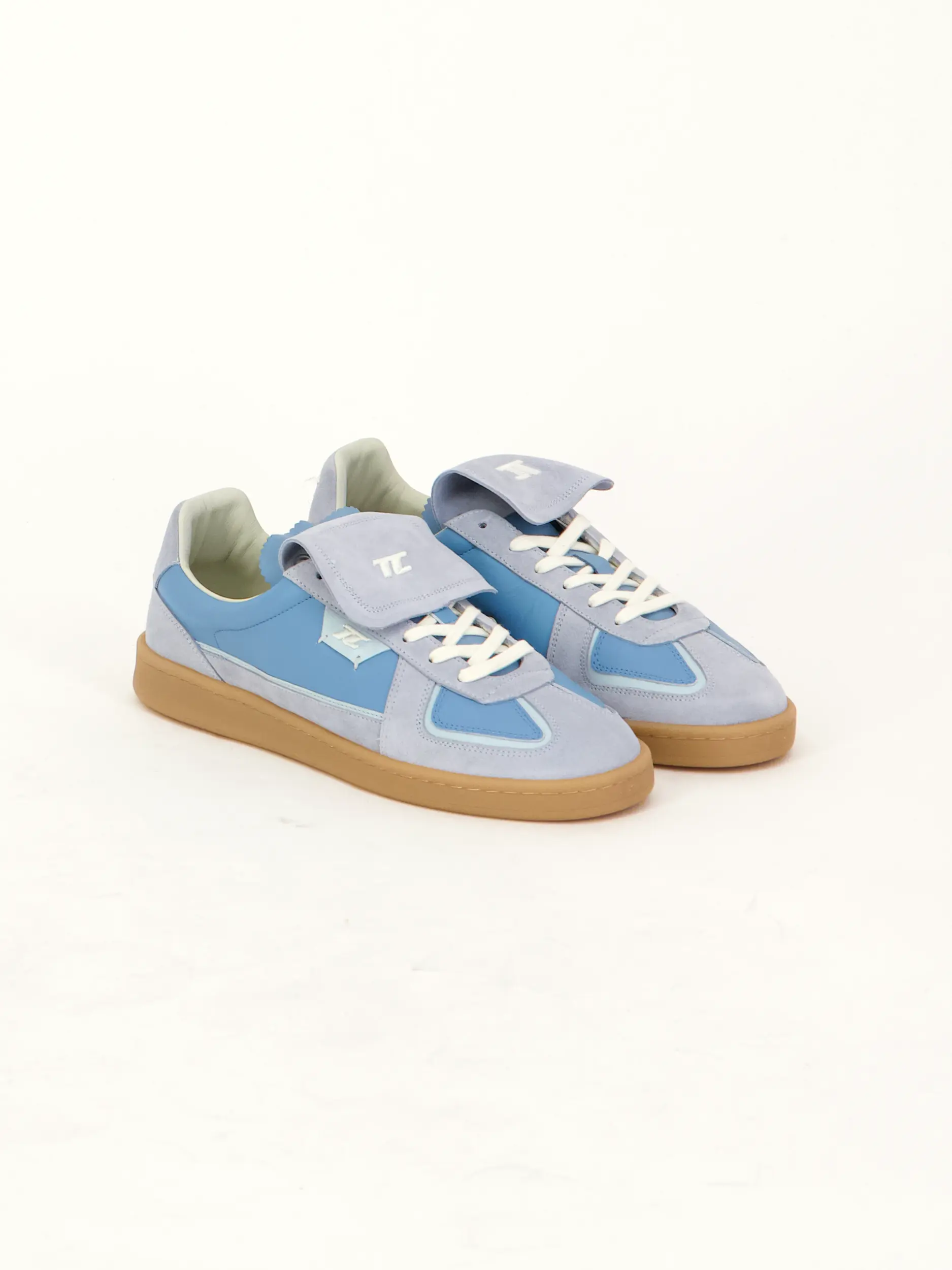 Sneaker 'Big Bang' aus Leder - Artikel Teil eines Outfits getragen von einem Modell - Farbe: Blau