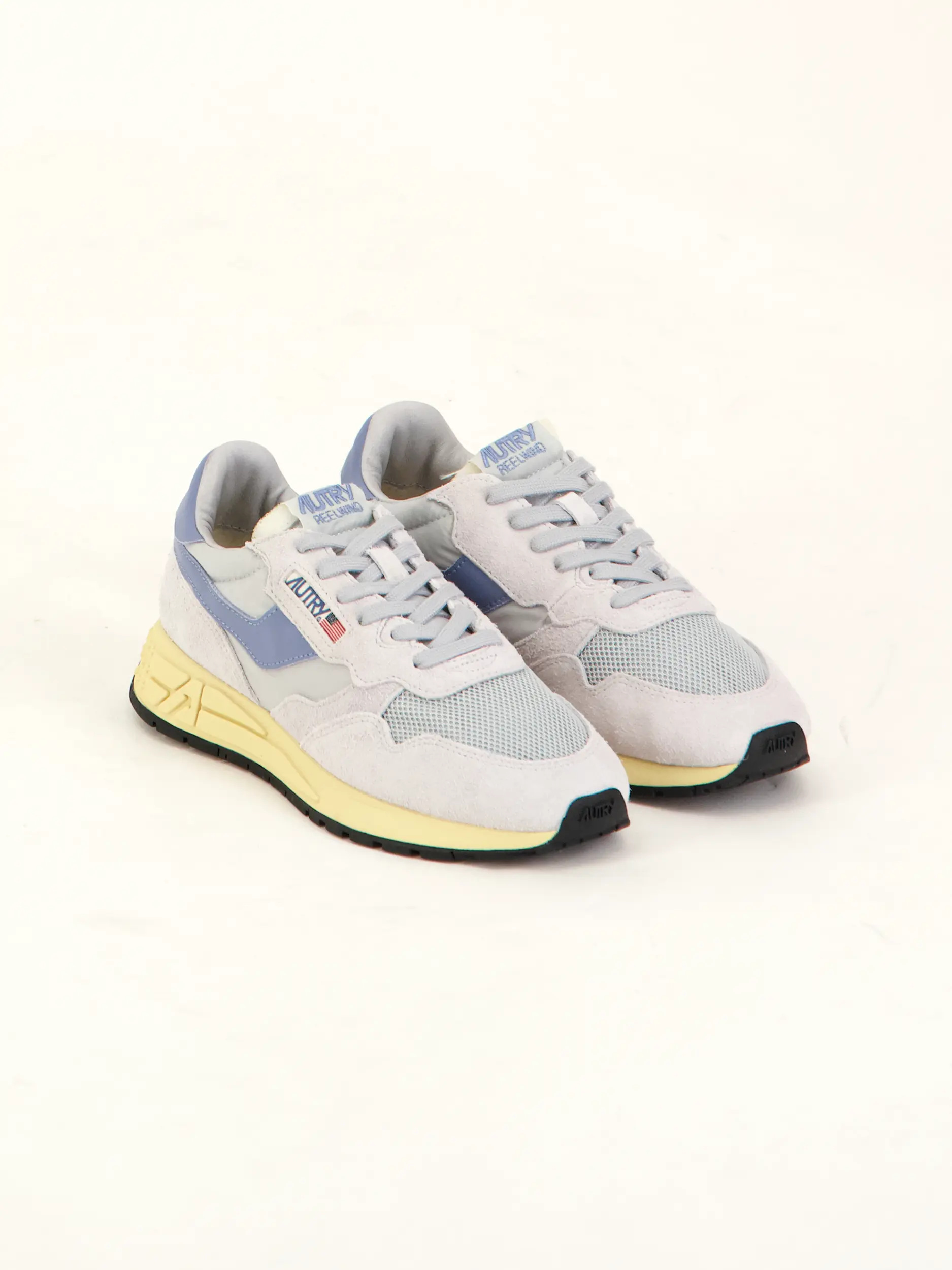 Sneaker 'Reelwind' aus Wildleder - Artikel Teil eines Outfits getragen von einem Modell
