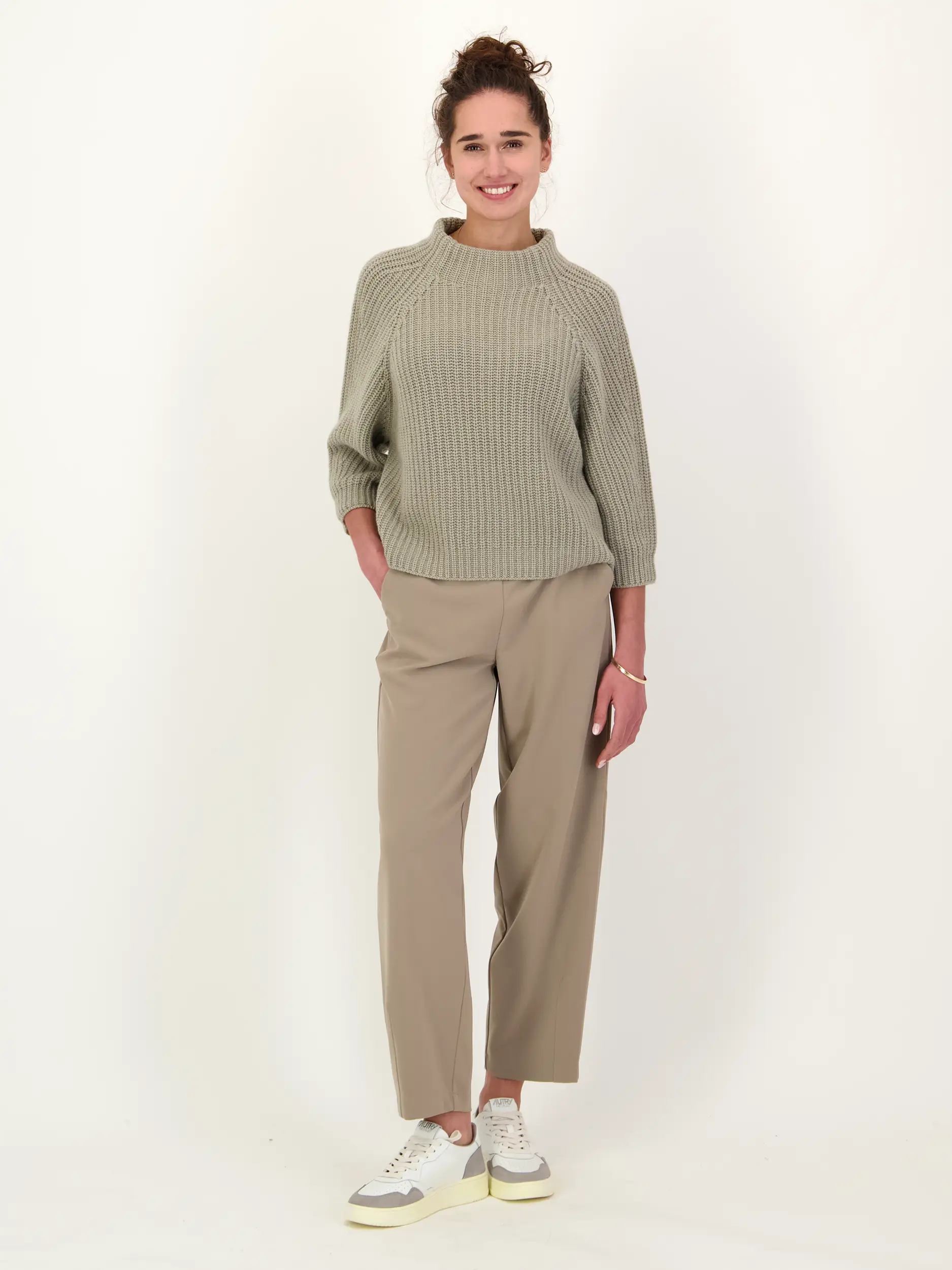 Pullover 'Fallou' aus Kaschmir langarm - Artikel Teil eines Outfits getragen von einem Modell - Farbe: Grün