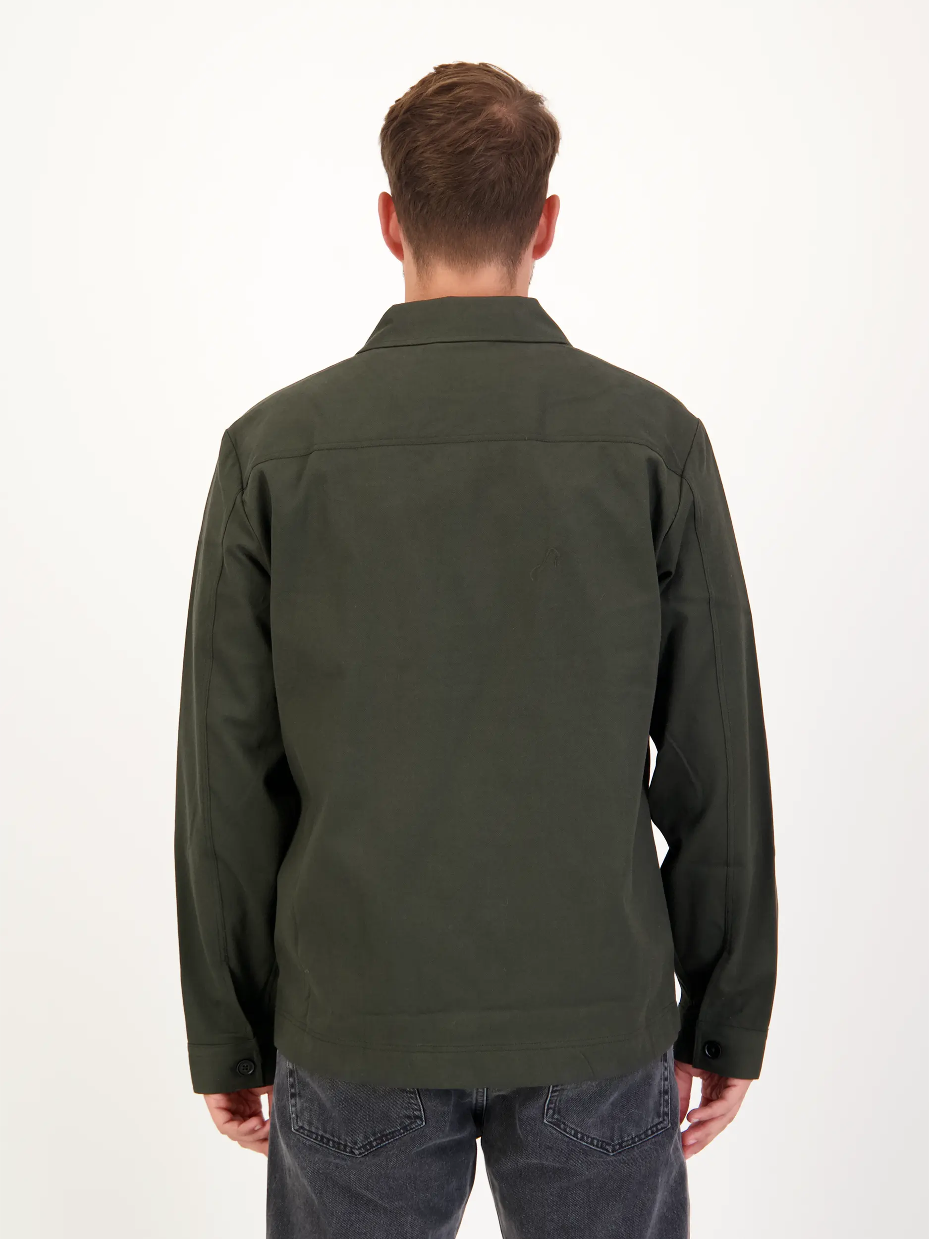 Overshirt 'Olav' - Artikel Rückseite getragen von einem Modell - Farbe: Grün