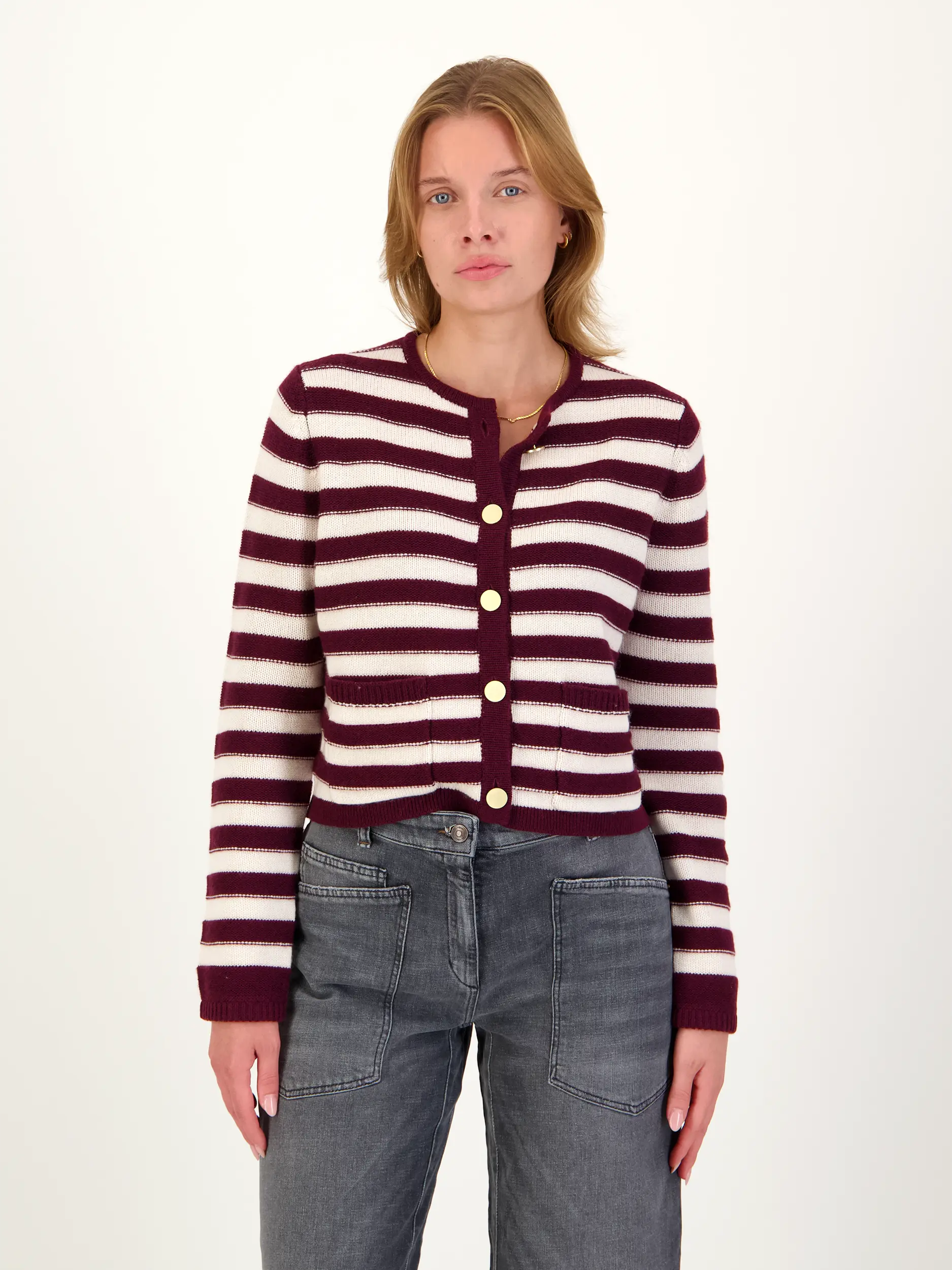 Gestreifte Strickjacke aus Wolle - Artikel Vorderseite getragen von einem Modell