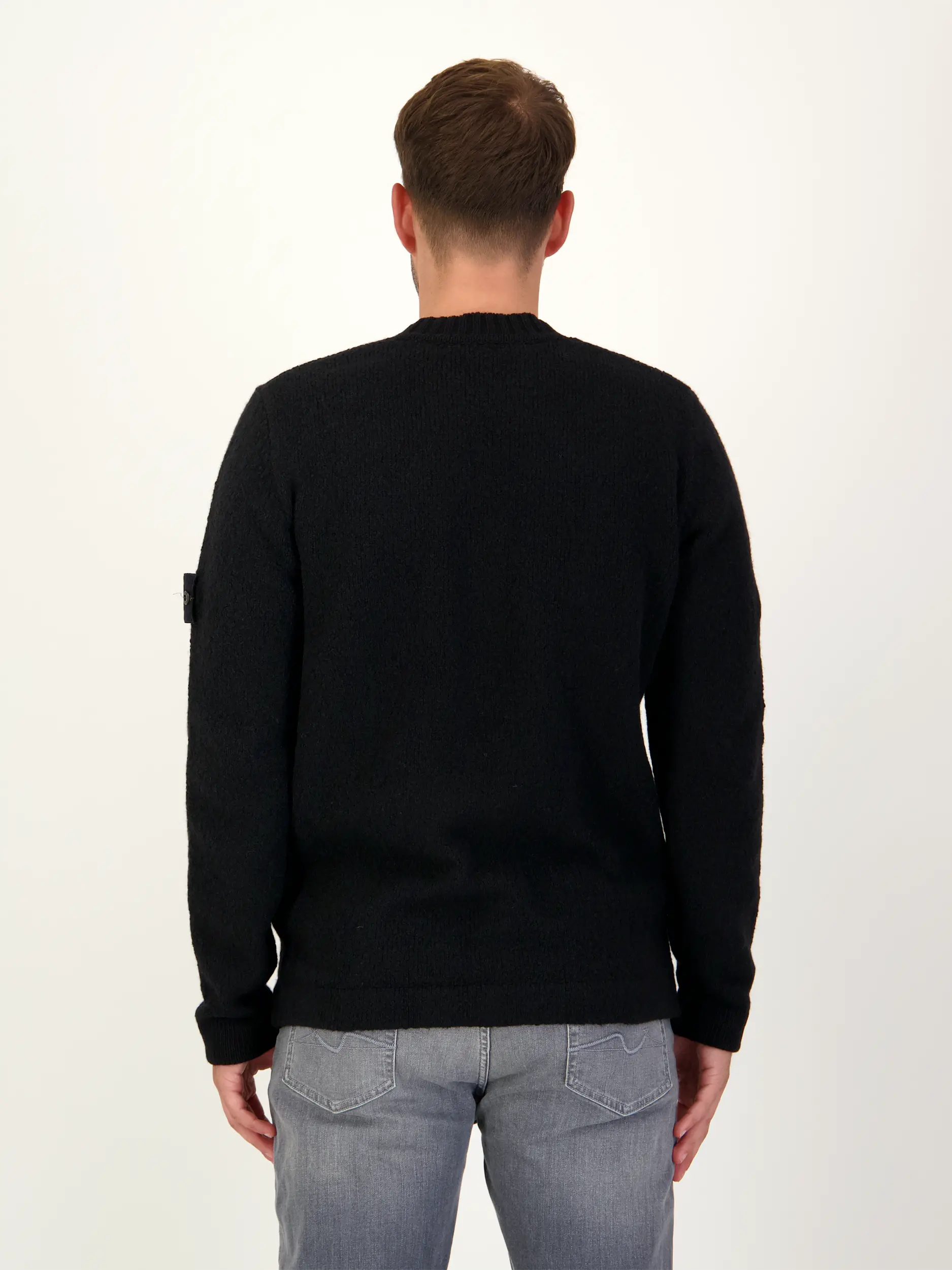 Pullover - Artikel Rückseite getragen von einem Modell