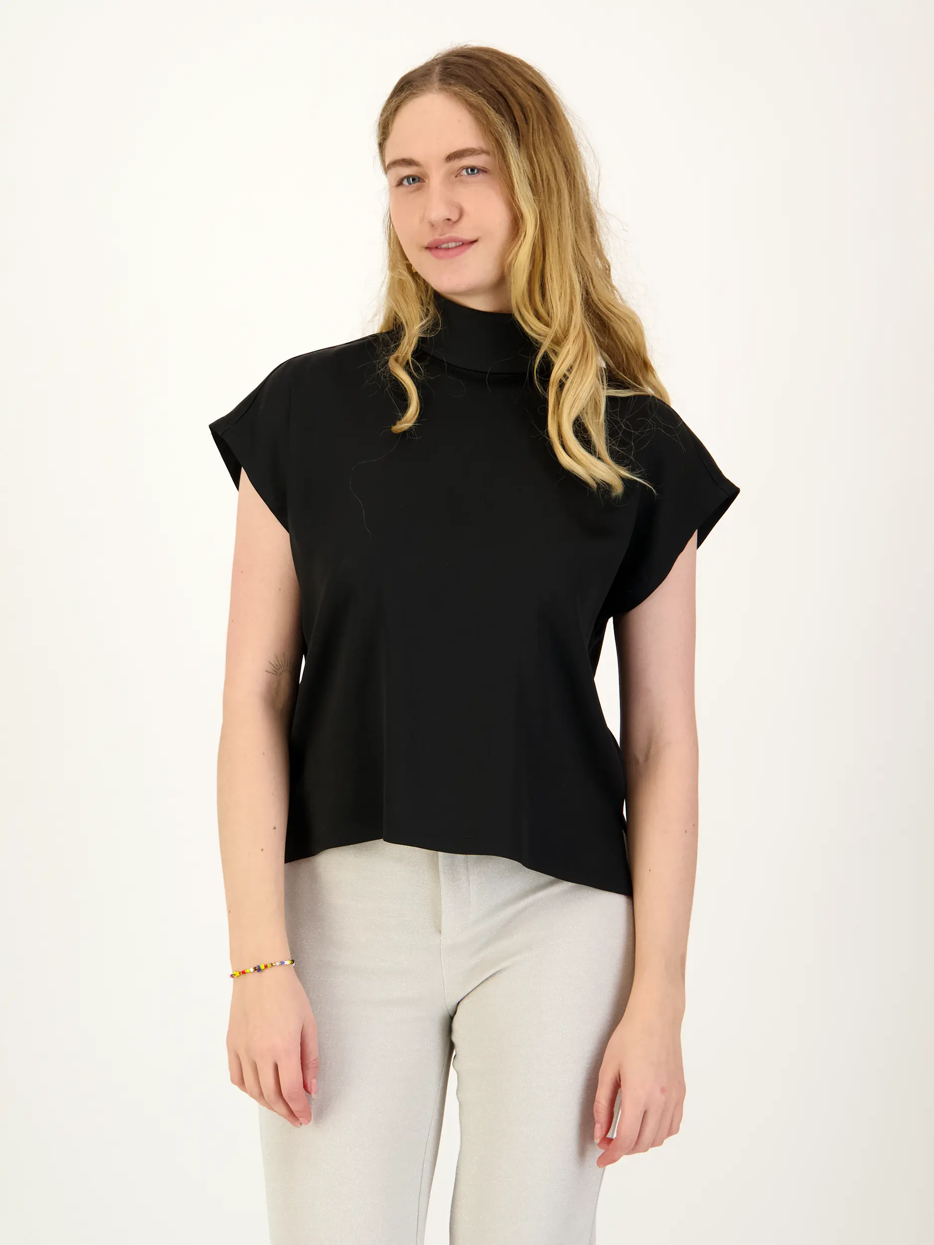 Satinbluse 'Alaria' kurzarm - Artikel Vorderseite getragen von einem Modell - Farbe: Schwarz