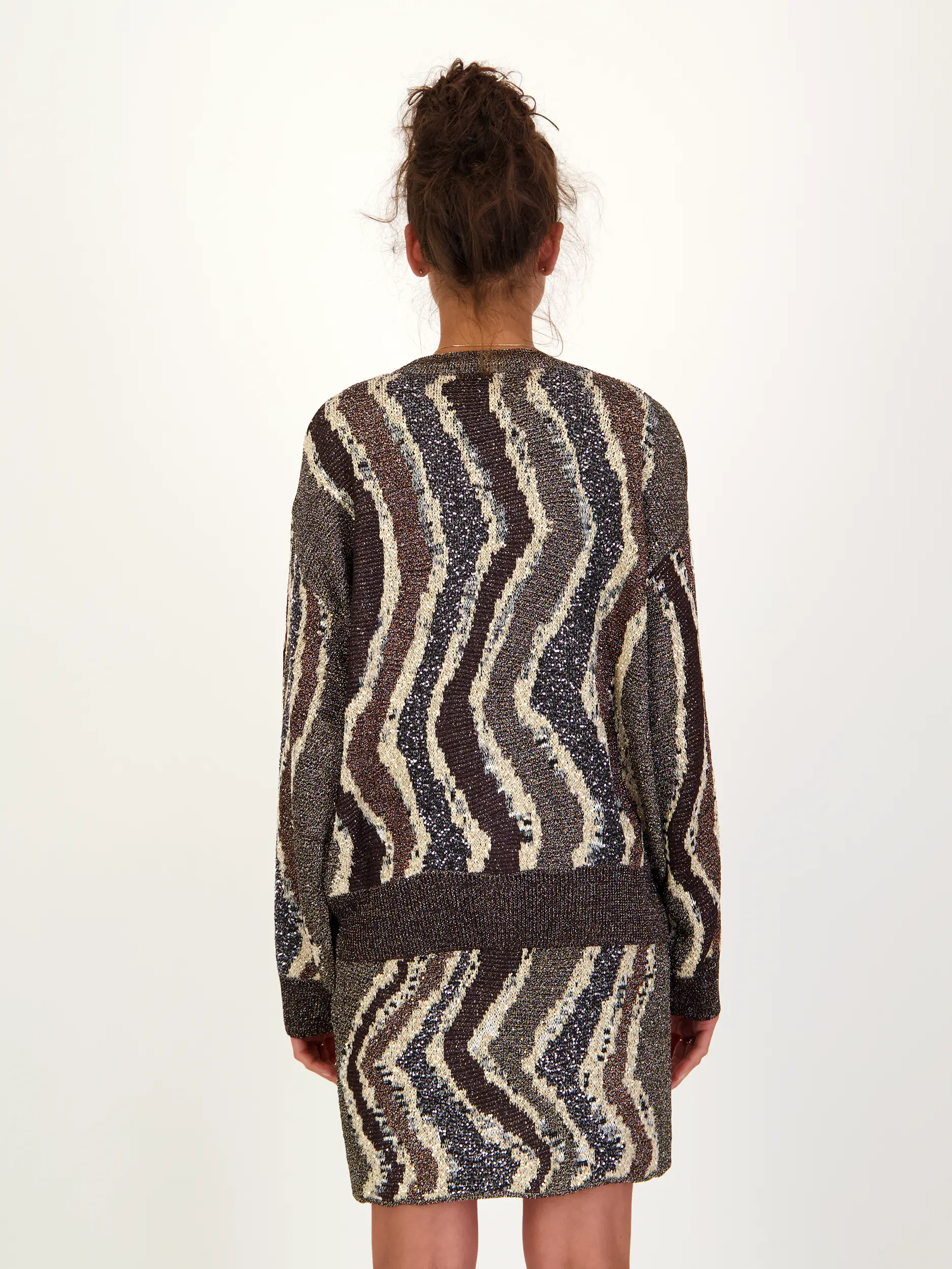 Gemusterte Strickjacke mit Glitzer - Artikel Rückseite getragen von einem Modell - Farbe: Braun