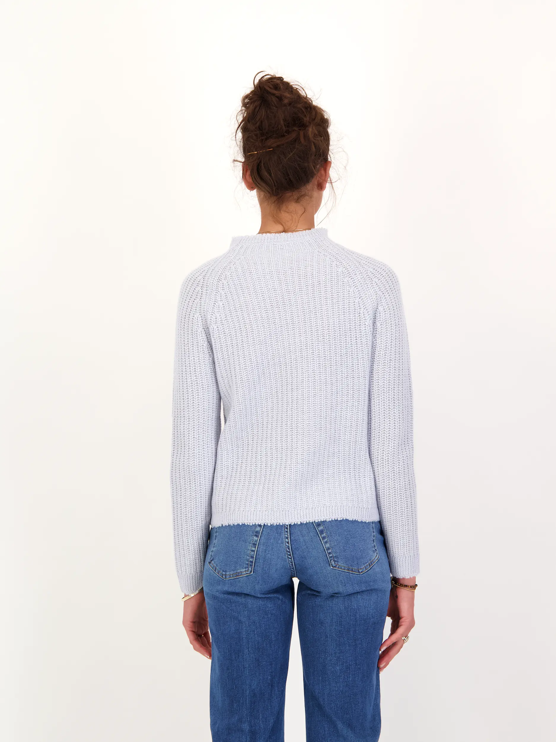 Pullover aus Kaschmir langarm - Artikel Rückseite getragen von einem Modell - Farbe: Blau