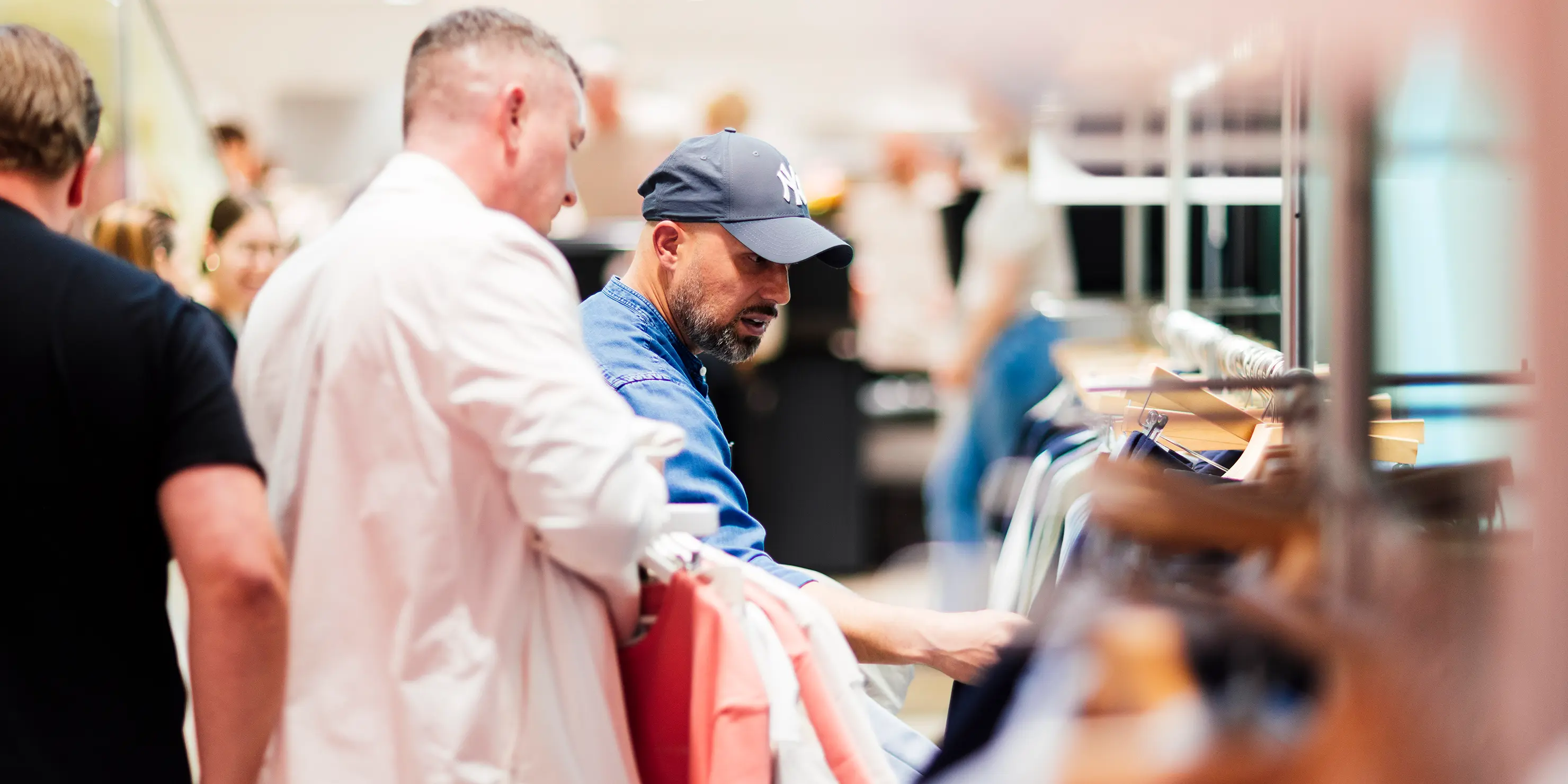 Das Bild zeigt unsere Mitarbeiter im Gespräch mit Kunden.