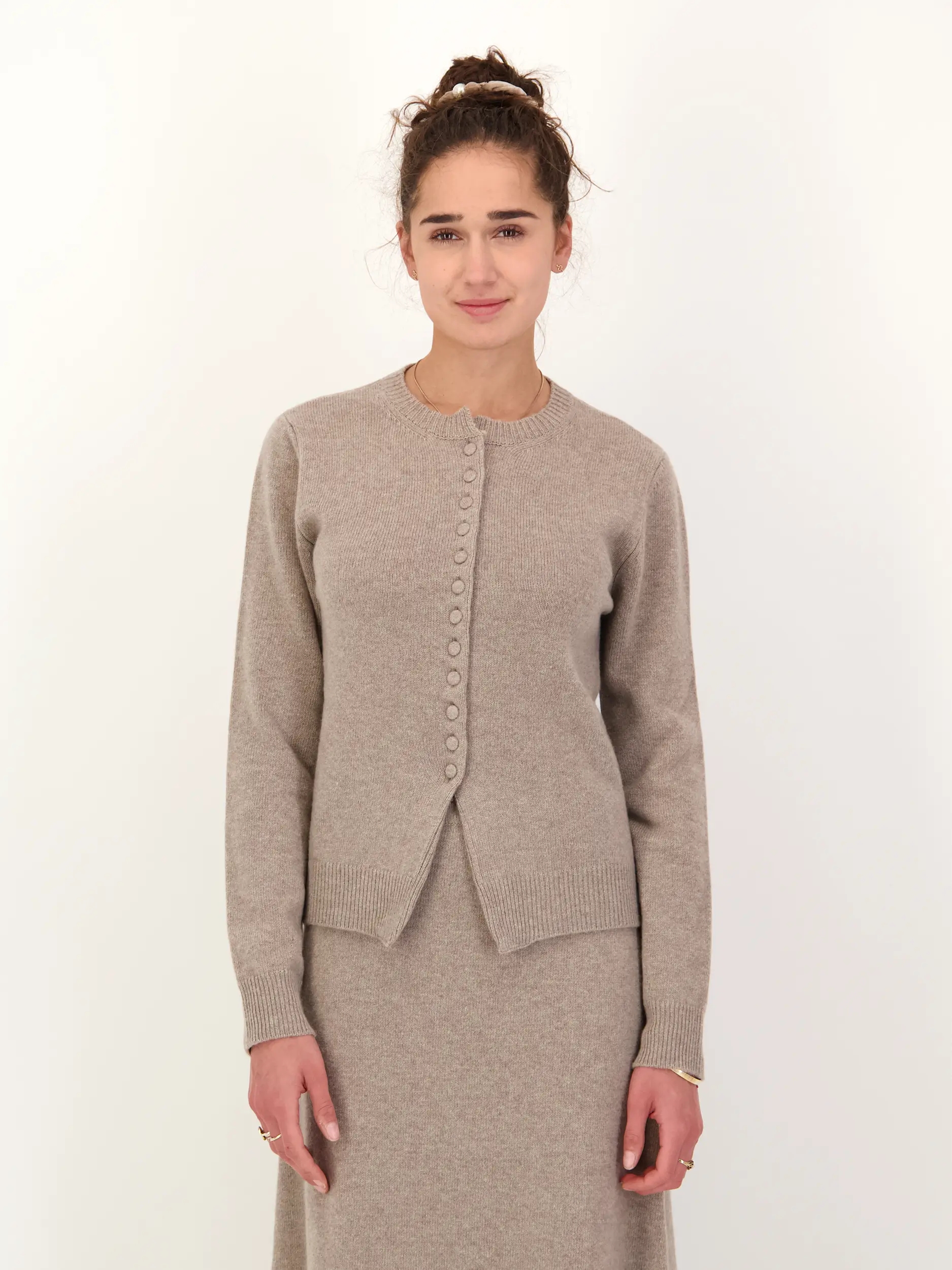 Strickjacke PW 'Celina' aus Kaschmir-Mix langarm - Artikel Vorderseite getragen von einem Modell - Farbe: Braun