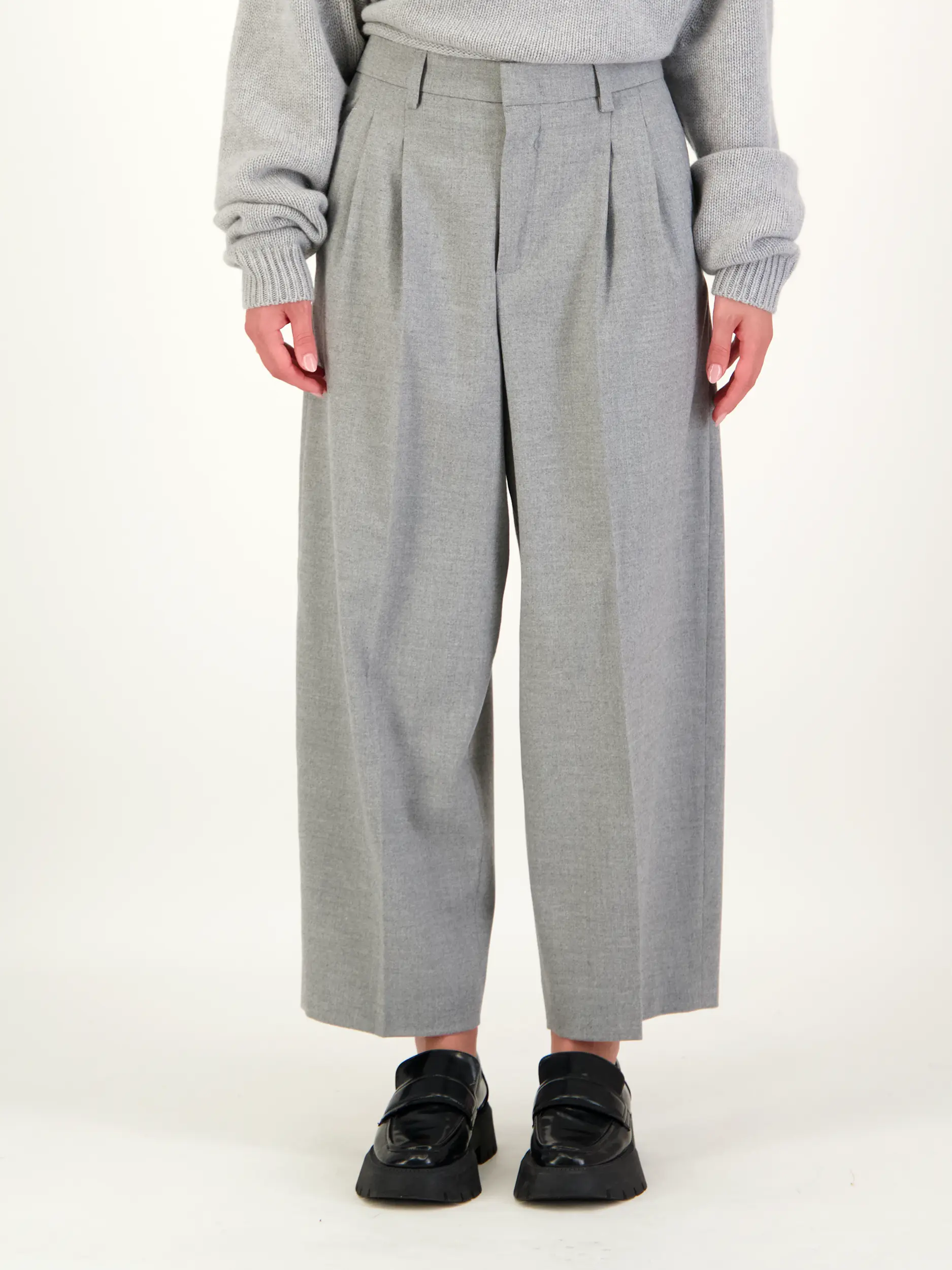 Unisex Bundfaltenhose 'Noa Crop' - Artikel Rückseite getragen von einem Modell