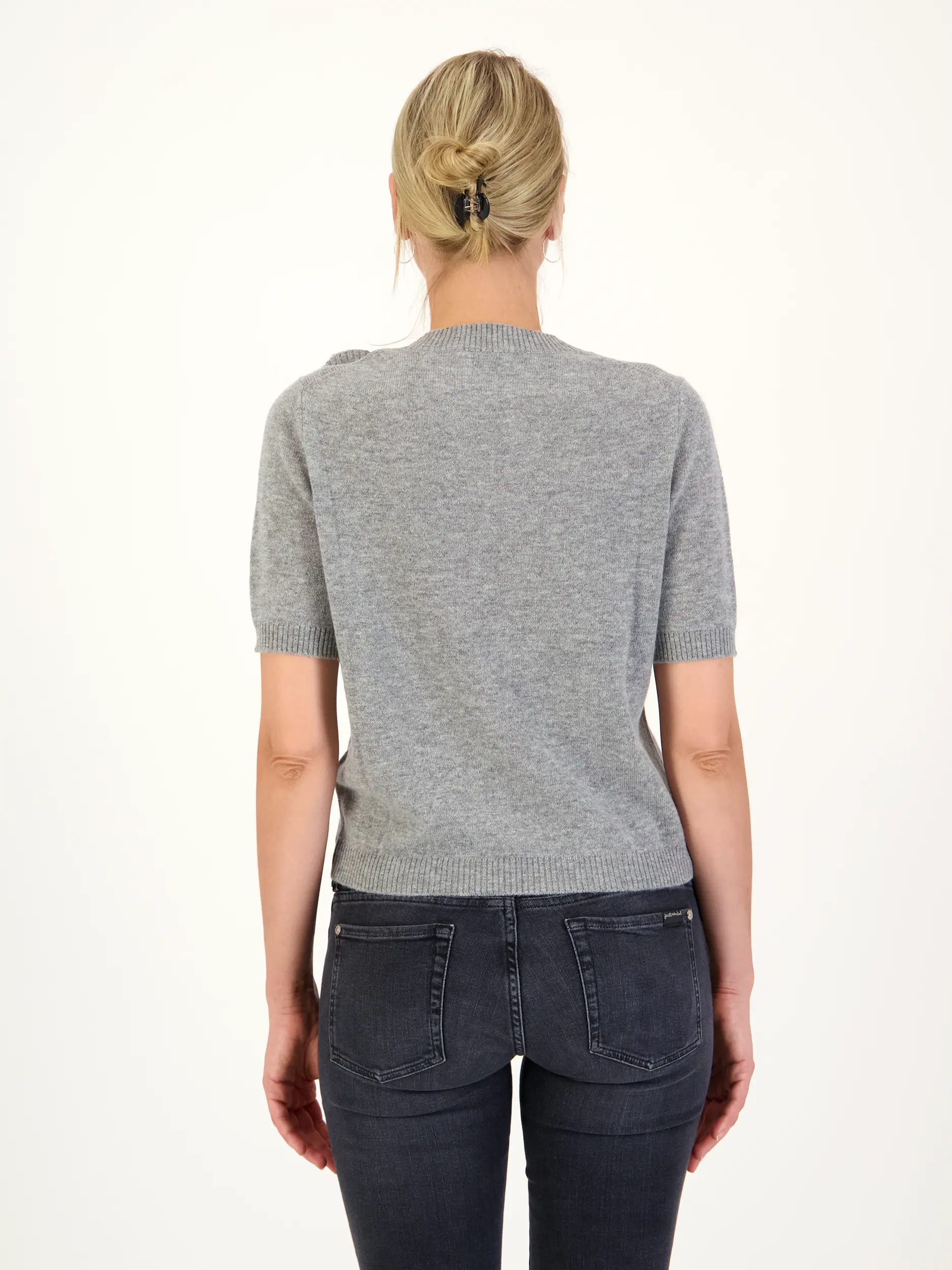 Pullover aus Wolle kurzarm - Artikel Rückseite getragen von einem Modell - Farbe: Grau