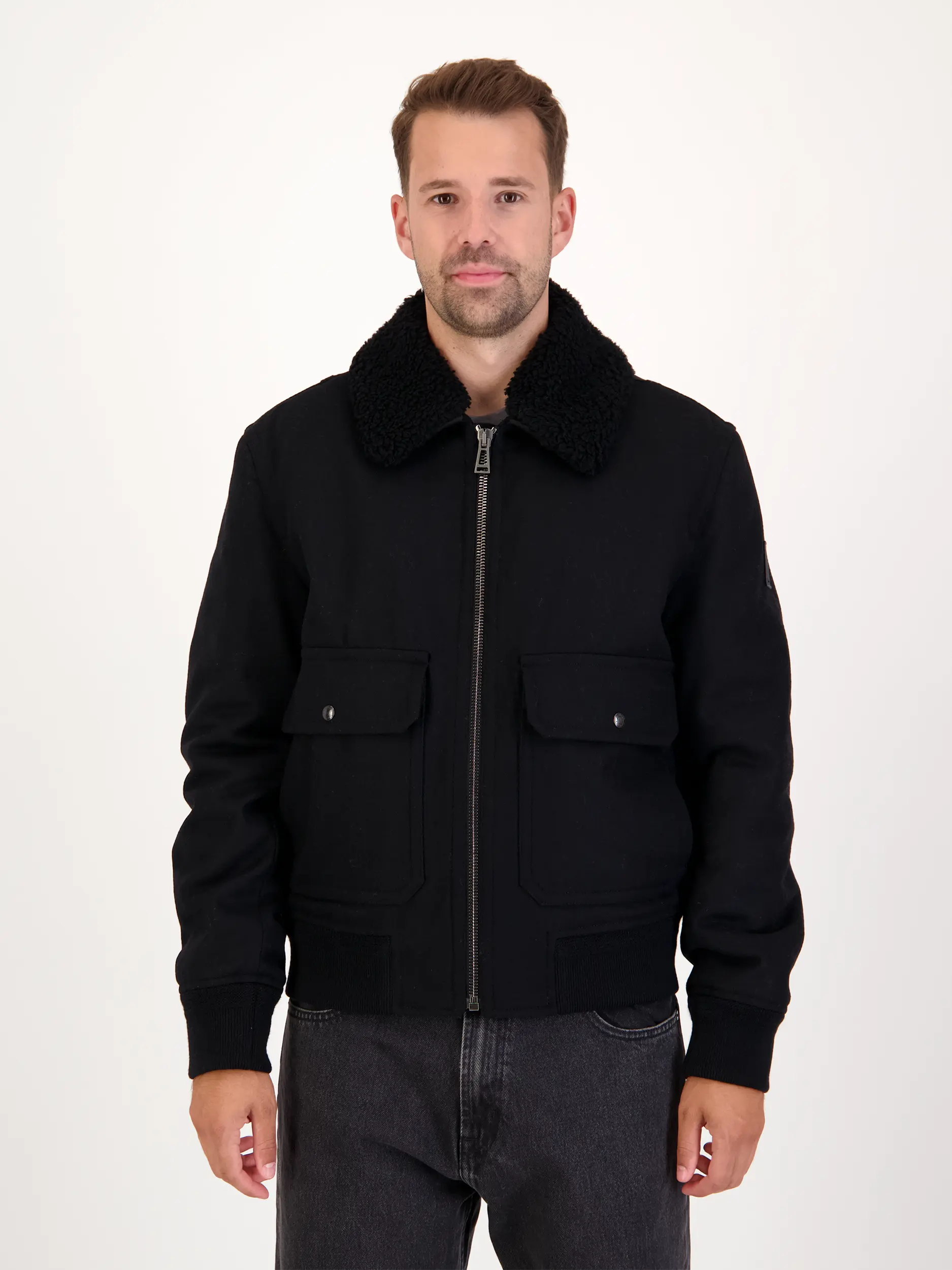 Wolljacke 'Welder' - Artikel Vorderseite getragen von einem Modell - Farbe: Schwarz
