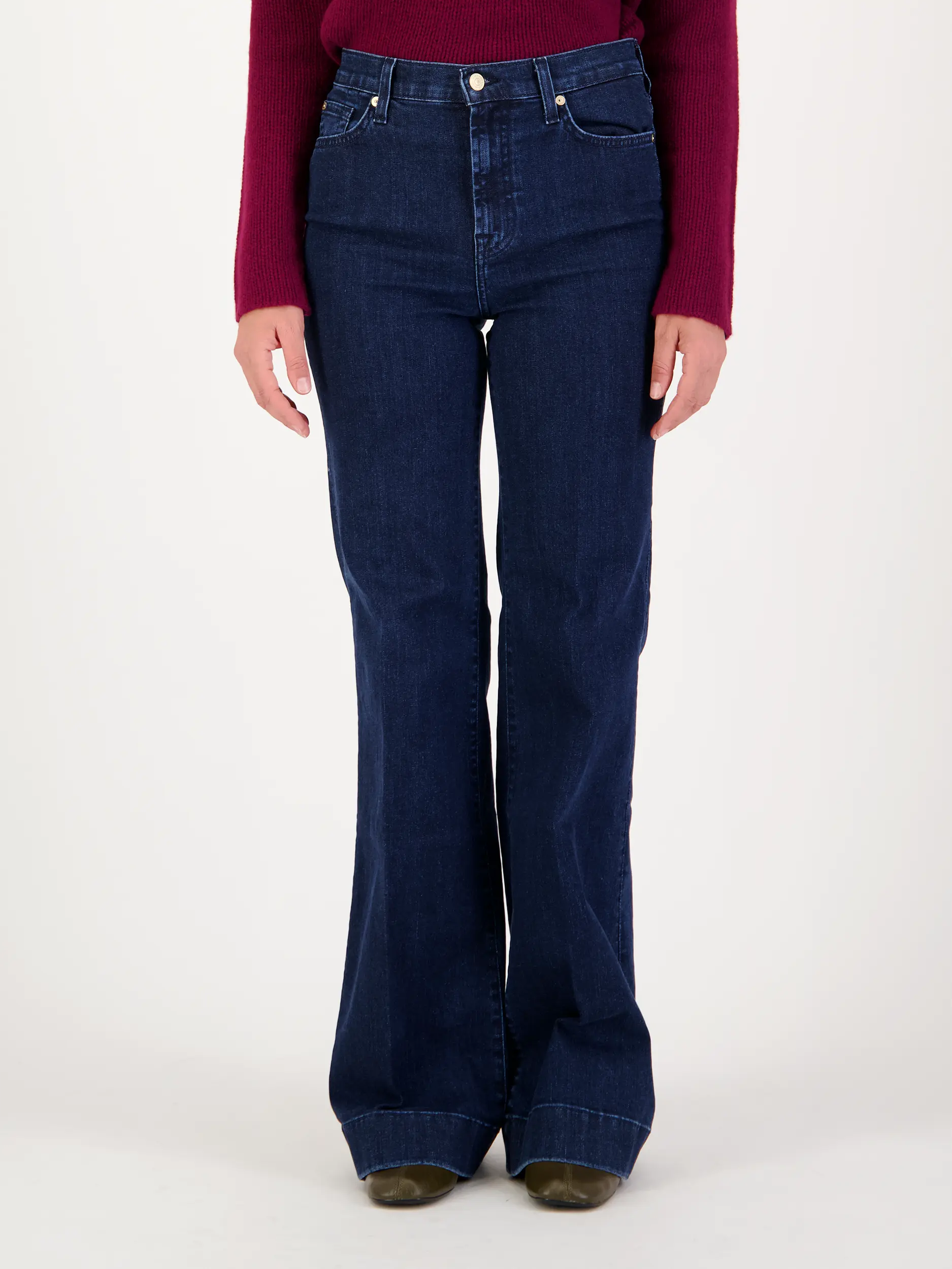 High Rise Flared Leg Jeans 'Modern Dojo' - Artikel Vorderseite getragen von einem Modell - Farbe: Blau