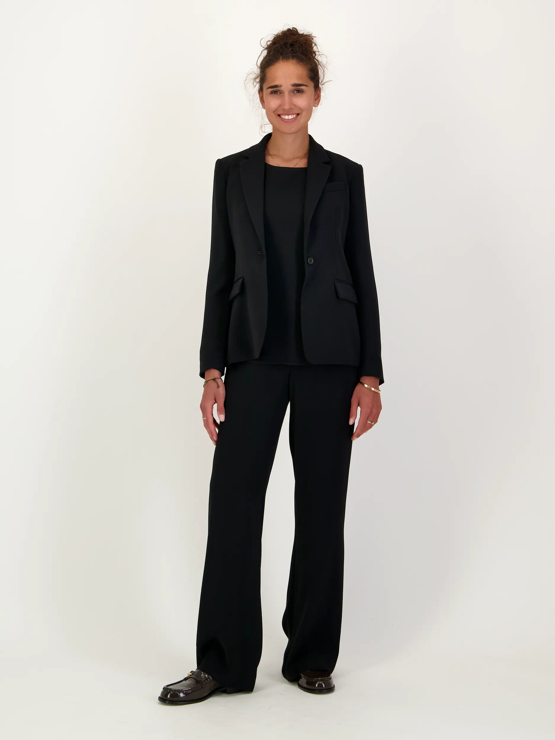 Blazer - Artikel Teil eines Outfits getragen von einem Modell - Farbe: Schwarz