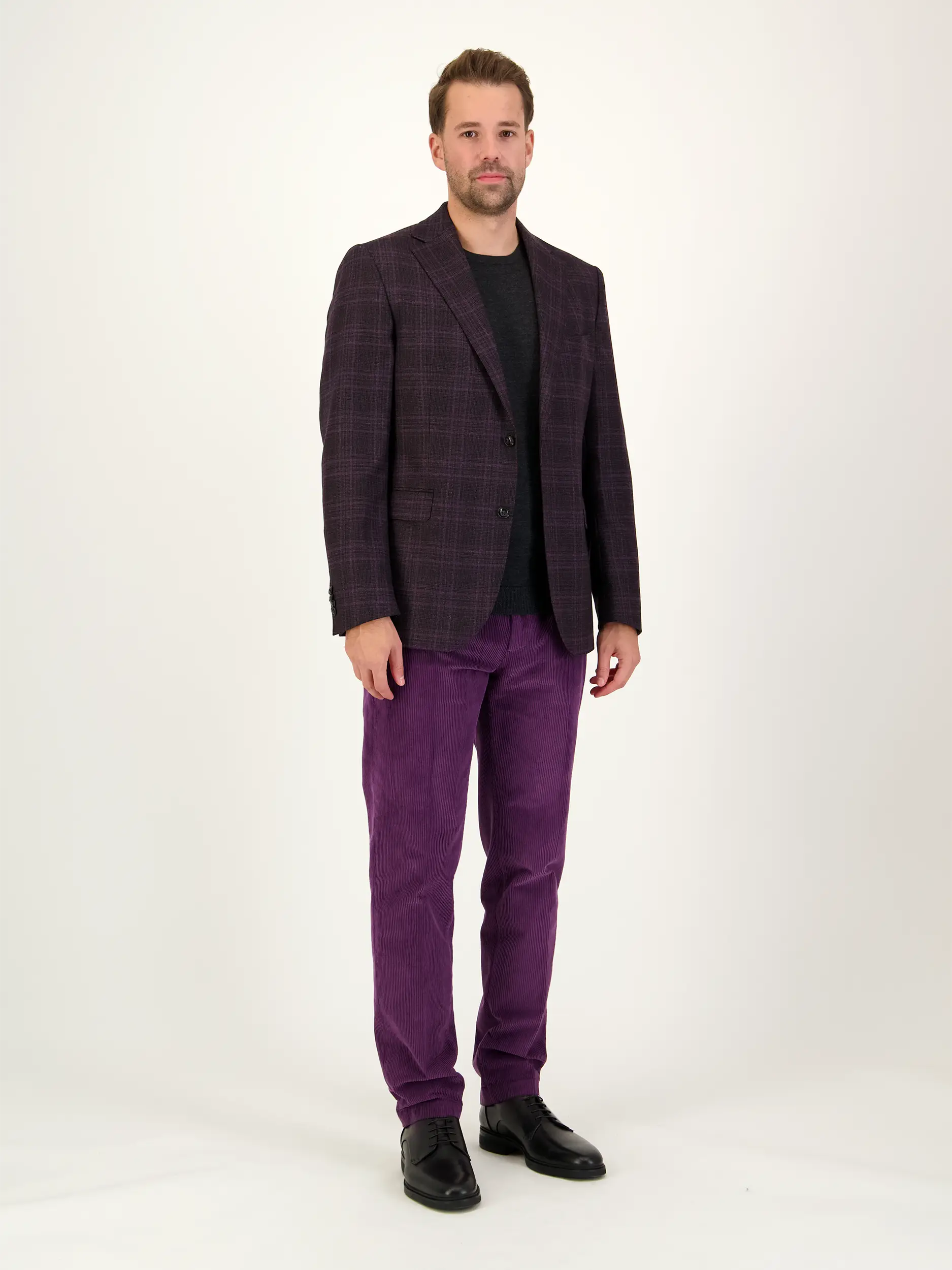 Cordhose - Artikel Teil eines Outfits getragen von einem Modell - Farbe: Violett