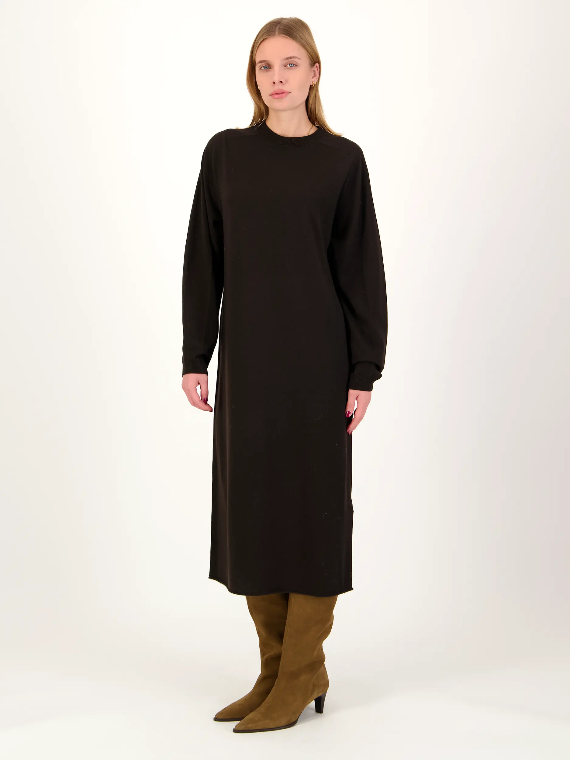 Midi Strickkleid 'Rimone' langarm - Artikel Vorderseite getragen von einem Modell - Farbe: Braun