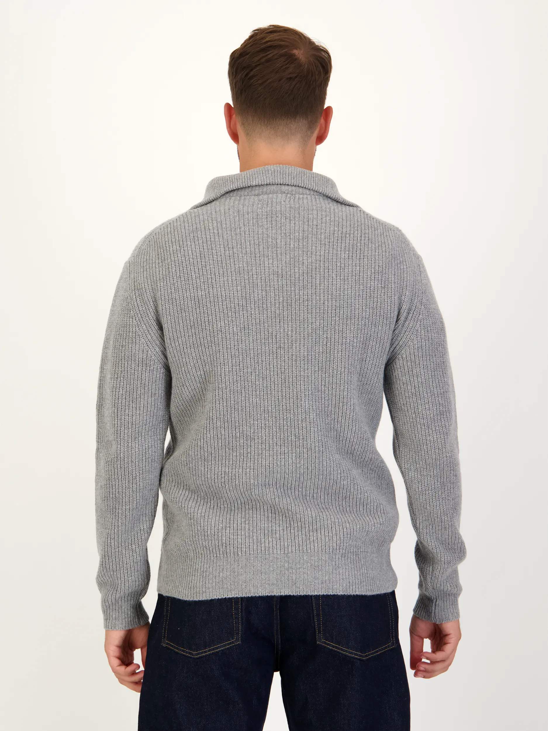 Rippstrickpullover aus Kaschmir langarm - Artikel Rückseite getragen von einem Modell - Farbe: Grau