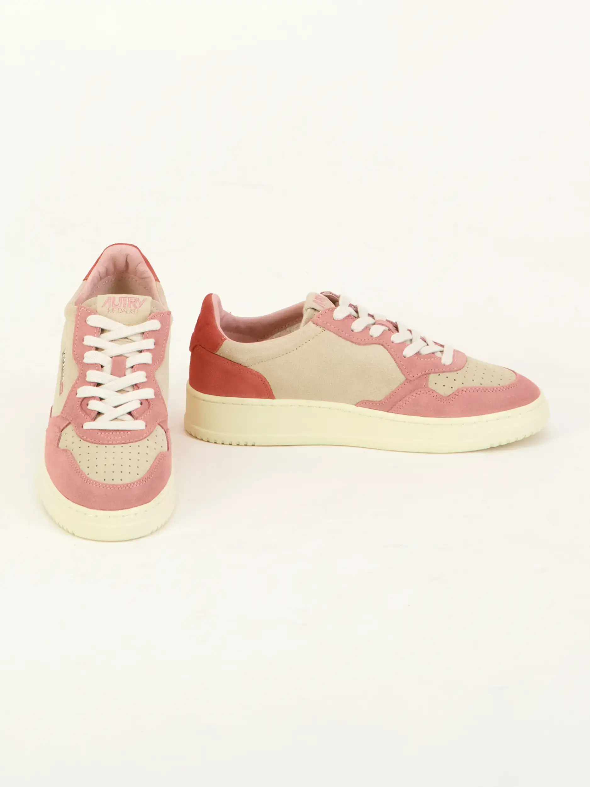 Sneaker 'Medalist' aus Veloursleder - Artikel Vorderseite getragen von einem Modell - Farbe: Rosa&Pink