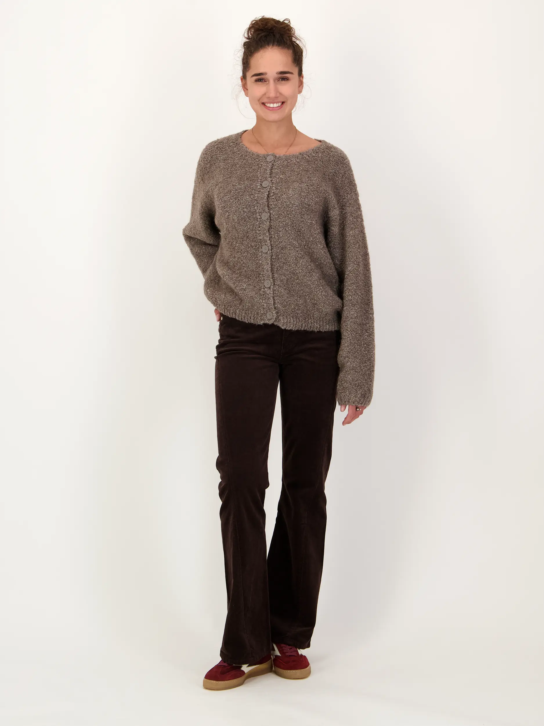 Strickjacke aus Woll-Mix - Artikel Teil eines Outfits getragen von einem Modell - Farbe: Braun