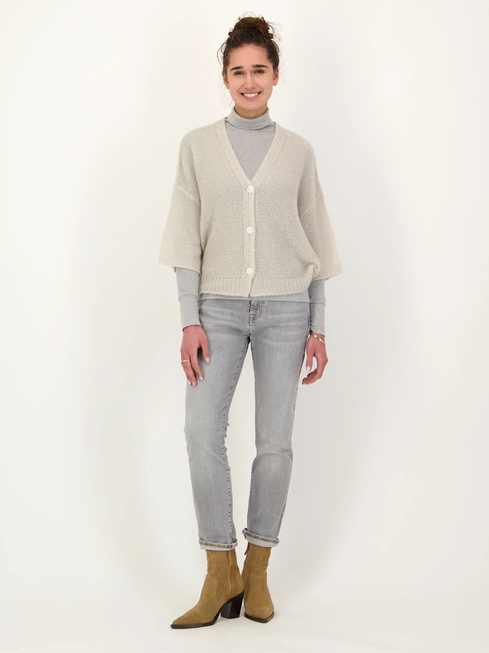 High Rise Skinny Jeans 'Relaxed Skinny' - Artikel Teil eines Outfits getragen von einem Modell - Farbe: Grau