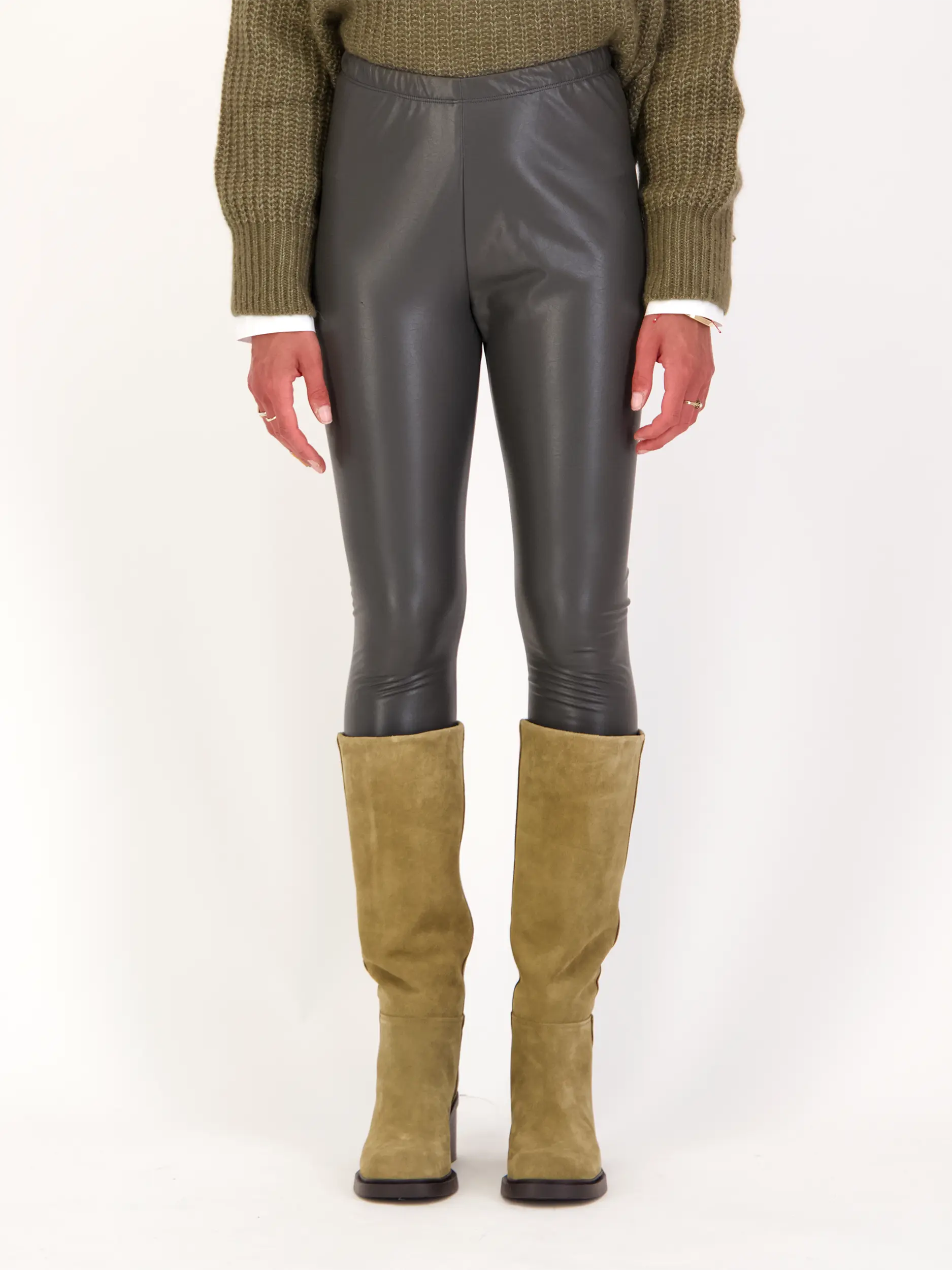 Leggings 'Yoko' aus veganem Leder - Artikel Vorderseite getragen von einem Modell - Farbe: Grau