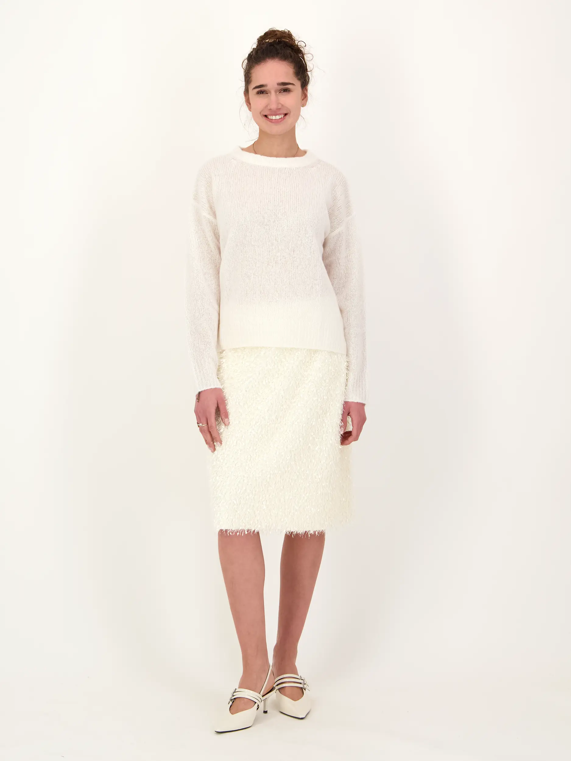 Pullover 'Lova' - Artikel Teil eines Outfits getragen von einem Modell - Farbe: Creme