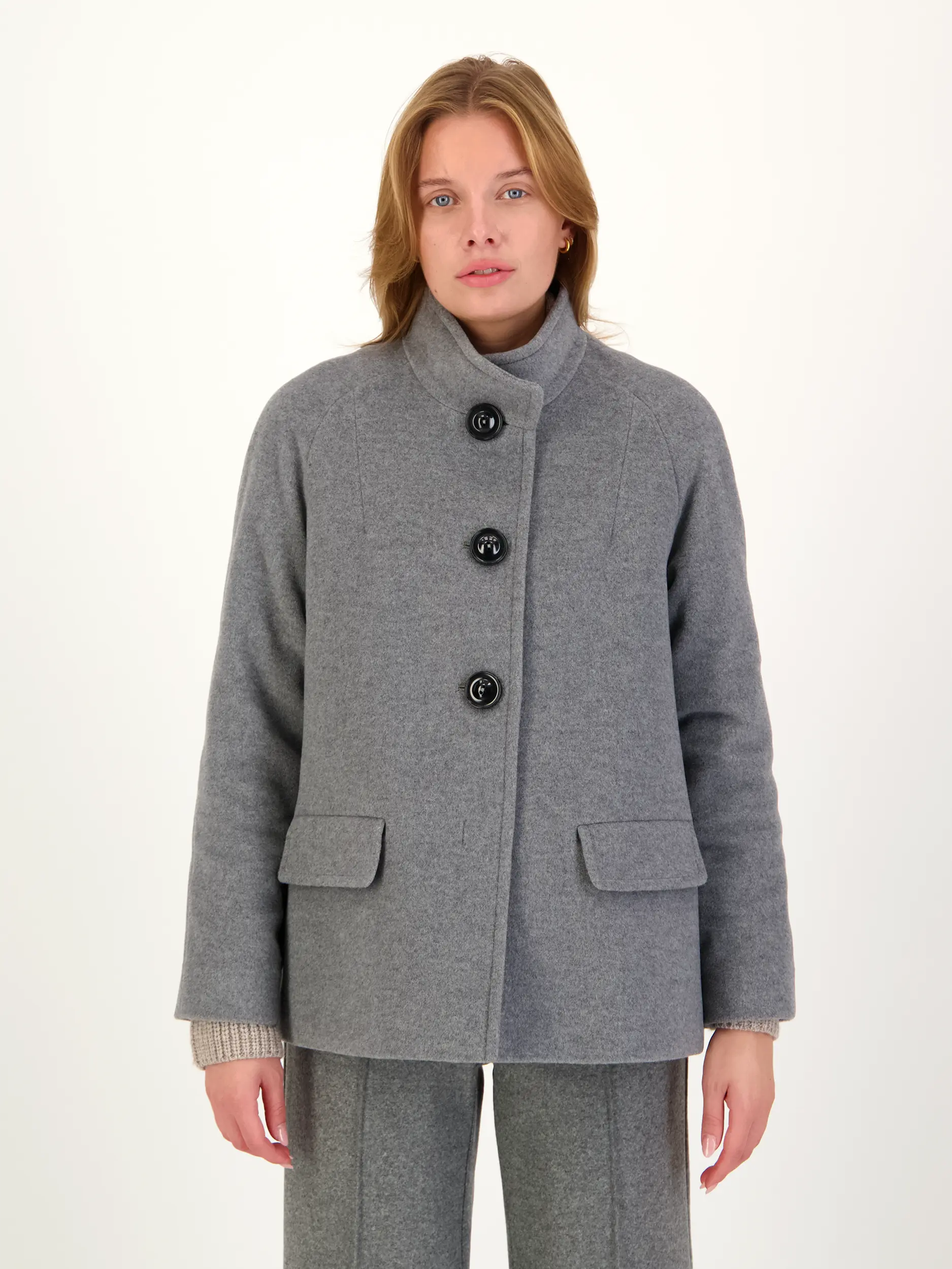 Wolljacke - Artikel Vorderseite getragen von einem Modell - Farbe: Grau