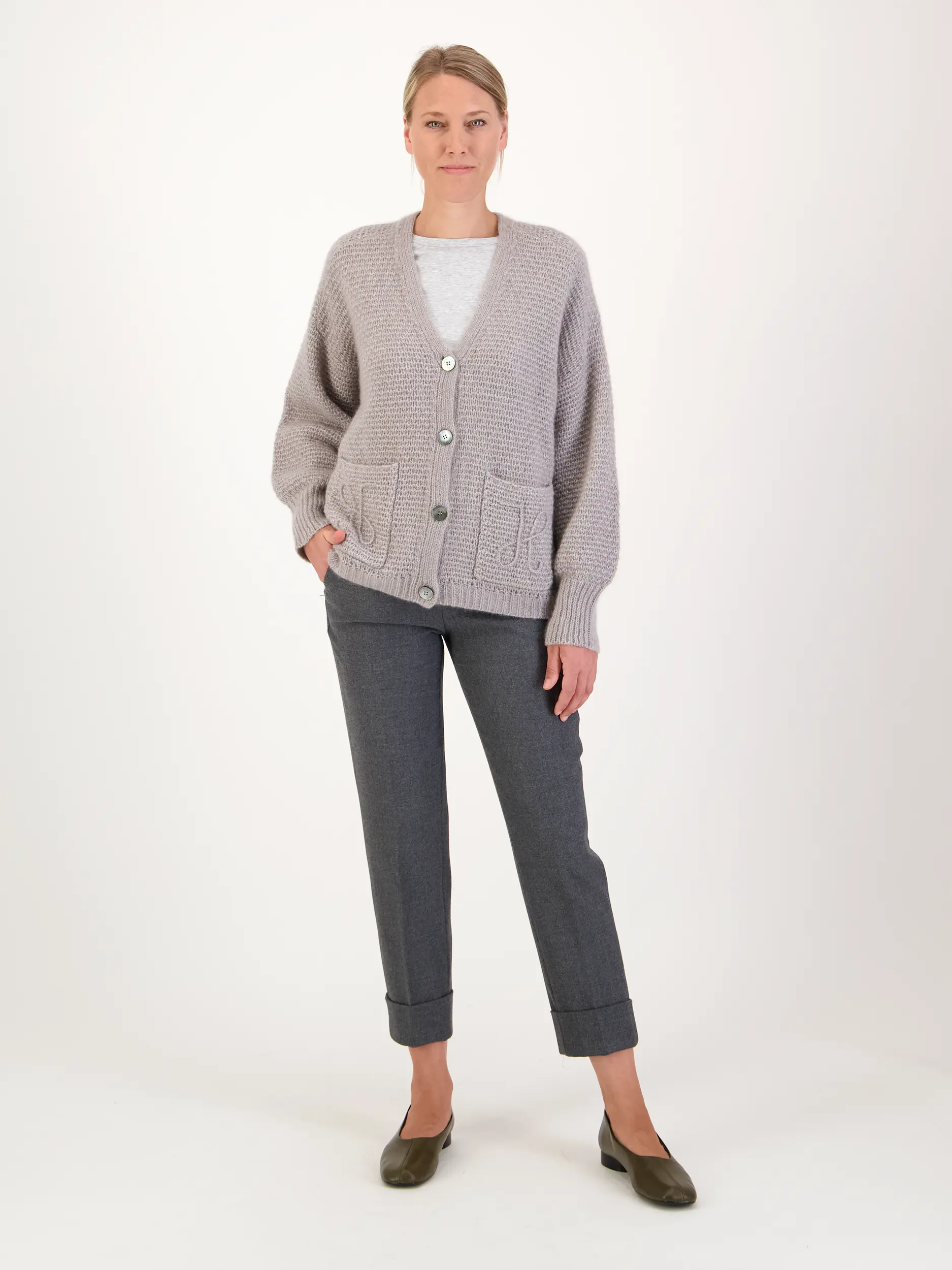 Strickjacke aus Kaschmir - Artikel Teil eines Outfits getragen von einem Modell - Farbe: Braun