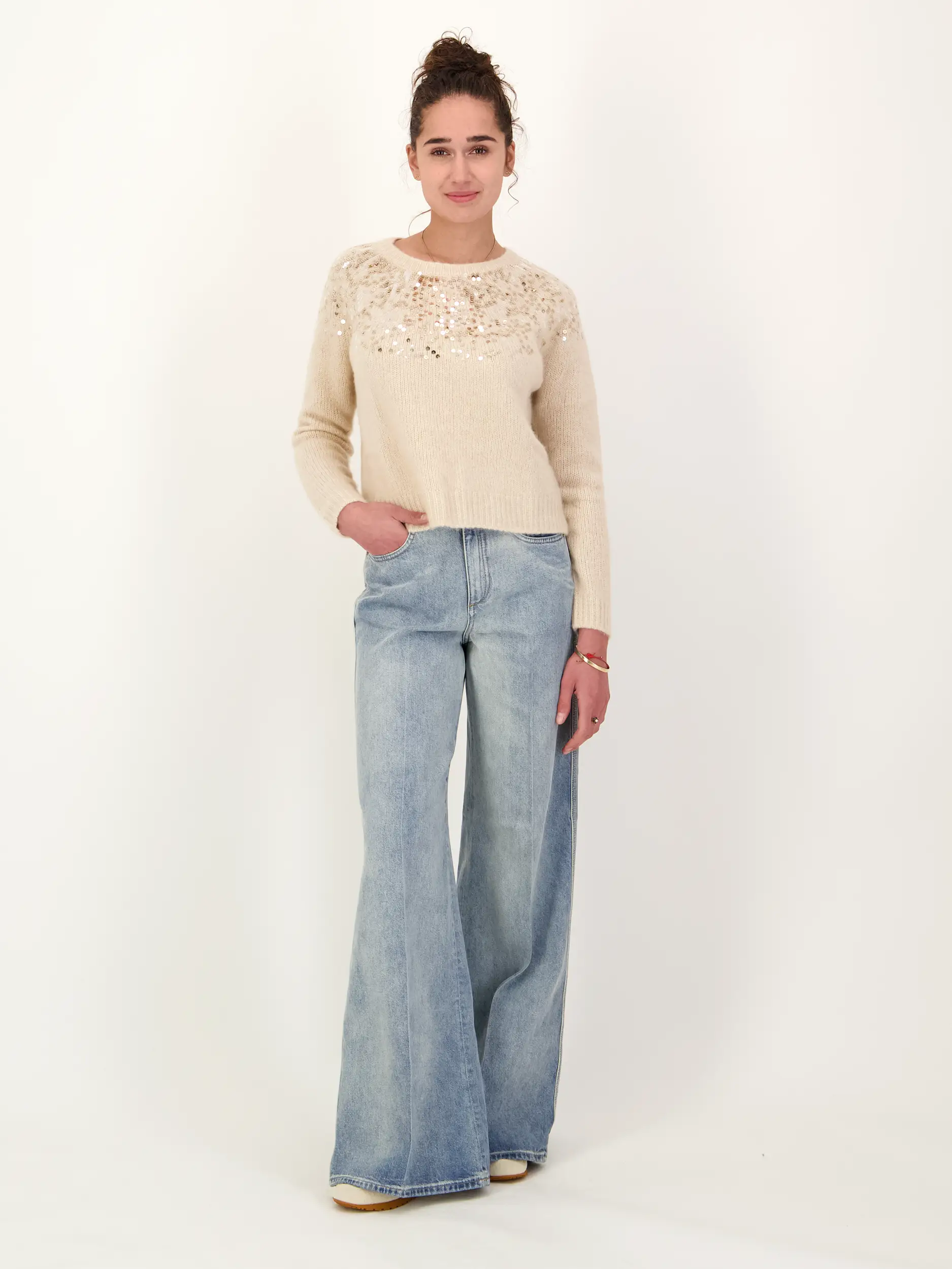 Pullover aus Wolle mit Pailletten langarm - Artikel Teil eines Outfits getragen von einem Modell - Farbe: Beige