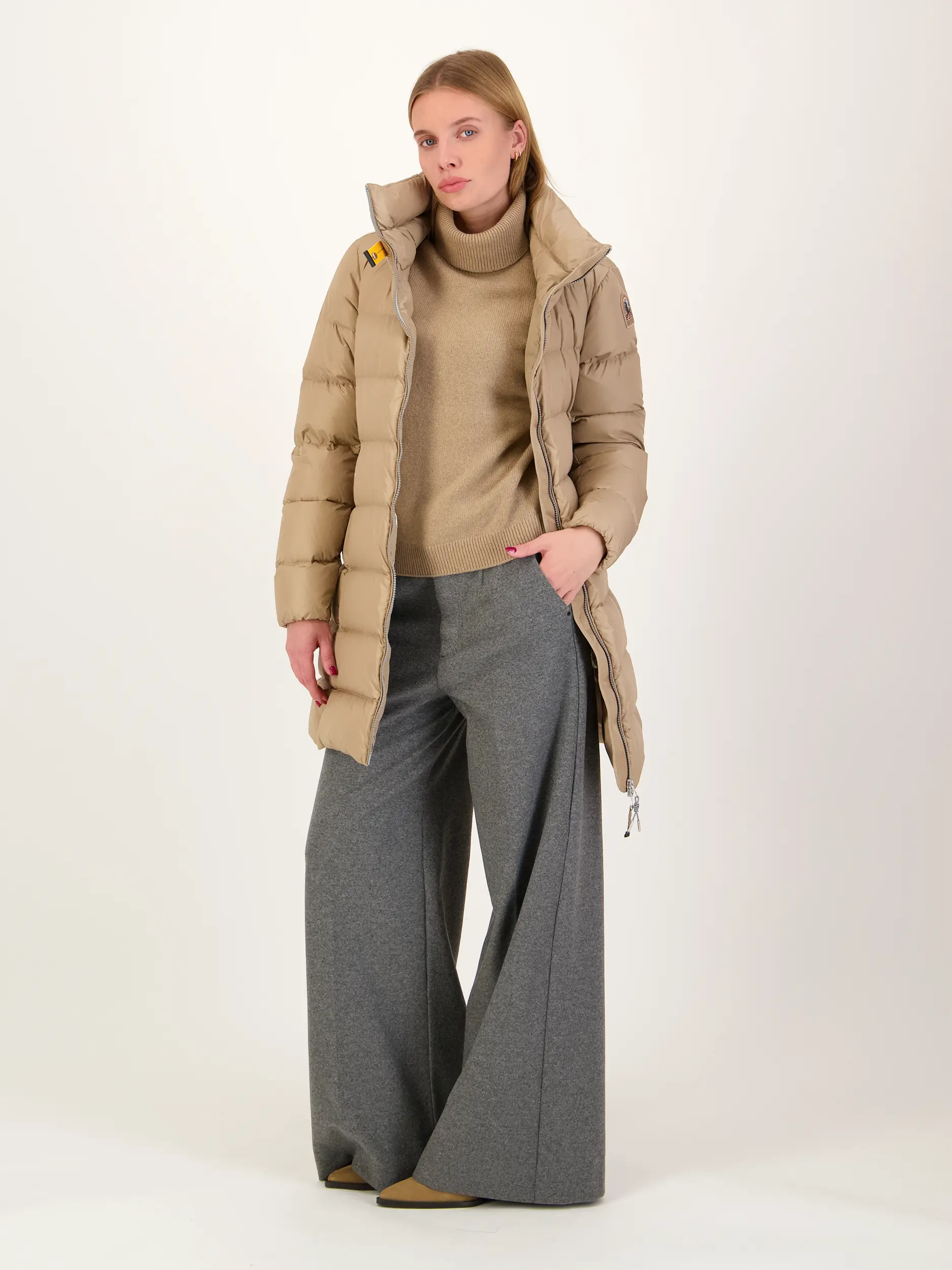 Wasserabweisende Steppjacke 'Malandra' - Artikel Teil eines Outfits getragen von einem Modell - Farbe: Braun