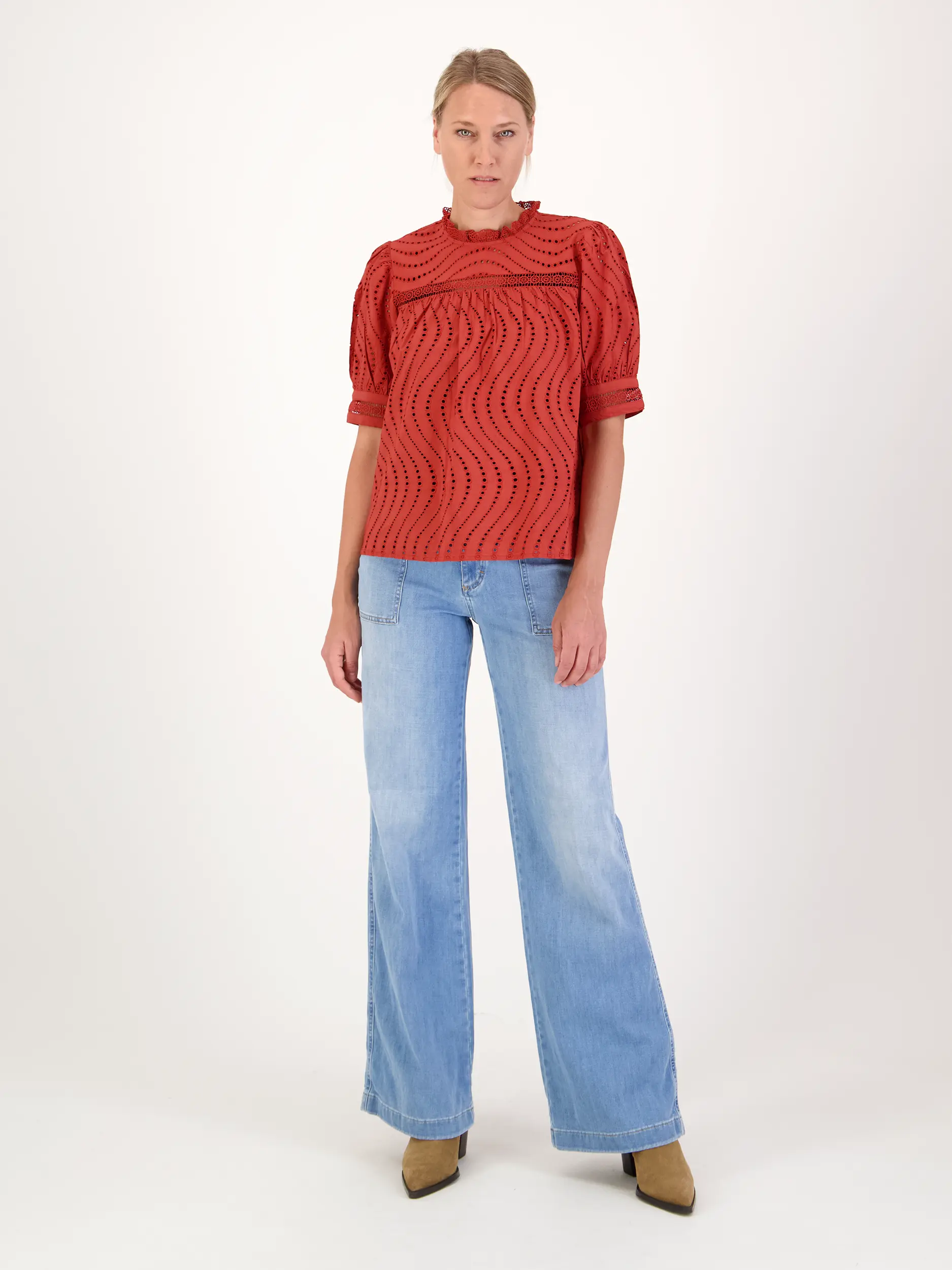Baumwollbluse mit Lochstickerei kurzarm - Artikel Teil eines Outfits getragen von einem Modell - Farbe: Rot