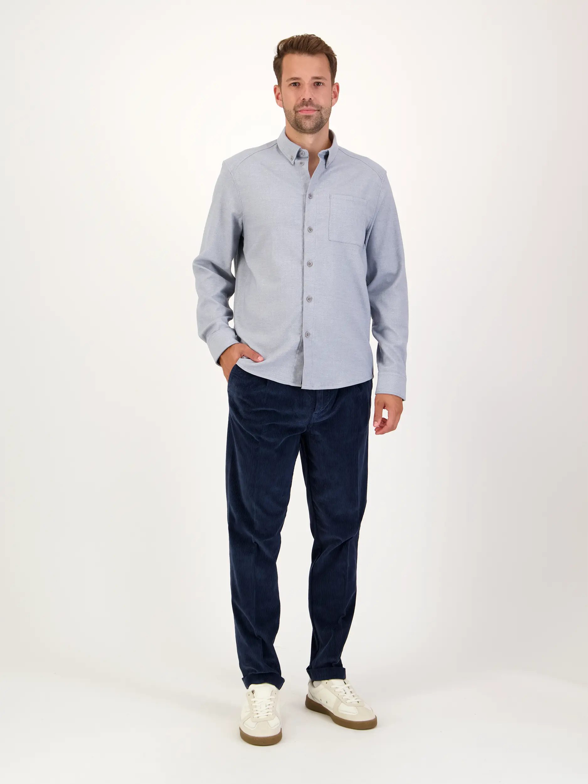 Hemd 'Liet' - Artikel Teil eines Outfits getragen von einem Modell - Farbe: Blau